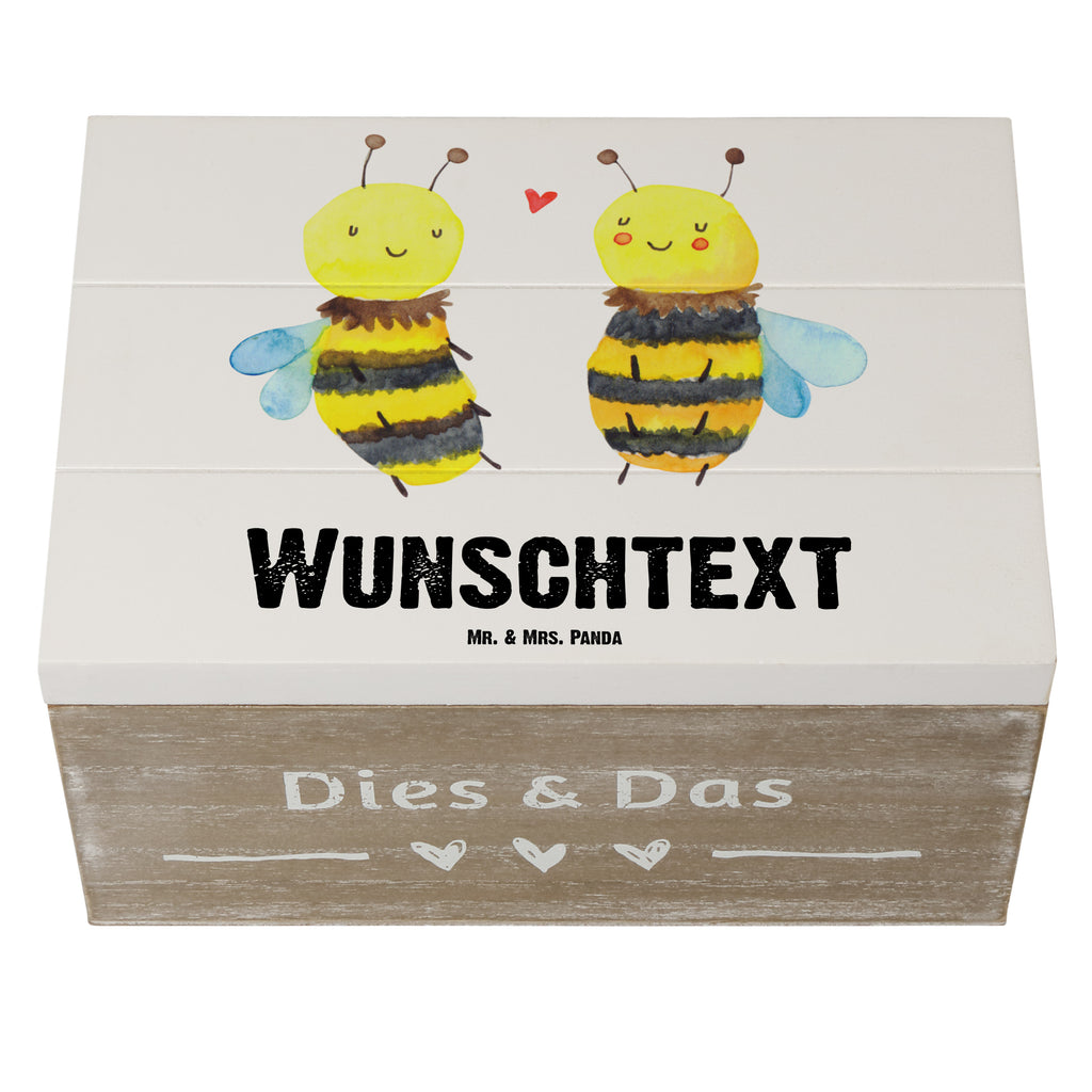 Personalisierte Holzkiste Biene Verliebt Holzkiste mit Namen, Kiste mit Namen, Schatzkiste mit Namen, Truhe mit Namen, Schatulle mit Namen, Erinnerungsbox mit Namen, Erinnerungskiste, mit Namen, Dekokiste mit Namen, Aufbewahrungsbox mit Namen, Holzkiste Personalisiert, Kiste Personalisiert, Schatzkiste Personalisiert, Truhe Personalisiert, Schatulle Personalisiert, Erinnerungsbox Personalisiert, Erinnerungskiste Personalisiert, Dekokiste Personalisiert, Aufbewahrungsbox Personalisiert, Biene, Wespe, Hummel