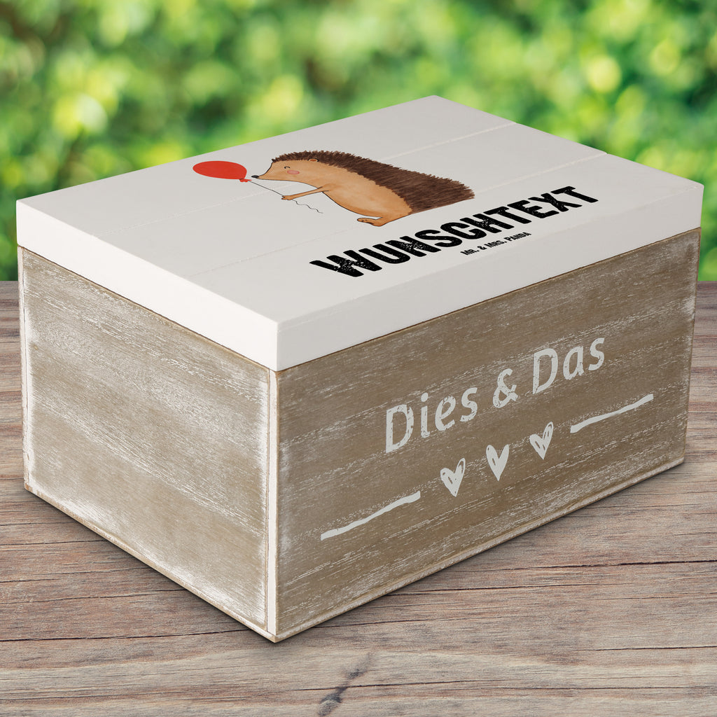 Personalisierte Holzkiste Igel mit Luftballon Holzkiste mit Namen, Kiste mit Namen, Schatzkiste mit Namen, Truhe mit Namen, Schatulle mit Namen, Erinnerungsbox mit Namen, Erinnerungskiste, mit Namen, Dekokiste mit Namen, Aufbewahrungsbox mit Namen, Holzkiste Personalisiert, Kiste Personalisiert, Schatzkiste Personalisiert, Truhe Personalisiert, Schatulle Personalisiert, Erinnerungsbox Personalisiert, Erinnerungskiste Personalisiert, Dekokiste Personalisiert, Aufbewahrungsbox Personalisiert, süße Tiermotive, gute Laune, lustige Sprüche, Tiere, Igel, Geburtstag, Herzlichen Glückwunsch, Glückwunsch, Geburtstagskind, Ballon, Happy Birthday