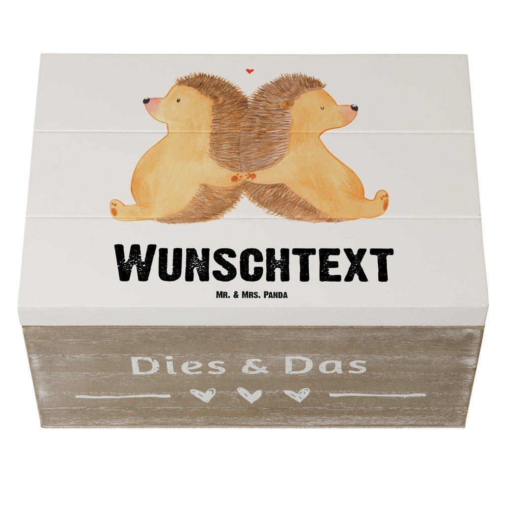 Personalisierte Holzkiste Igel händchenhaltend Holzkiste mit Namen, Kiste mit Namen, Schatzkiste mit Namen, Truhe mit Namen, Schatulle mit Namen, Erinnerungsbox mit Namen, Erinnerungskiste, mit Namen, Dekokiste mit Namen, Aufbewahrungsbox mit Namen, Holzkiste Personalisiert, Kiste Personalisiert, Schatzkiste Personalisiert, Truhe Personalisiert, Schatulle Personalisiert, Erinnerungsbox Personalisiert, Erinnerungskiste Personalisiert, Dekokiste Personalisiert, Aufbewahrungsbox Personalisiert, Liebe, Partner, Freund, Freundin, Ehemann, Ehefrau, Heiraten, Verlobung, Heiratsantrag, Liebesgeschenk, Jahrestag, Hocheitstag, Igel, Igelliebe, Hand in Hand, Liebesbeweis, große Liebe, Liebesbotschaft, Hochzeit, Lieblingsmensch, Gemeinsamkeit, Love, Geschenk für zwei