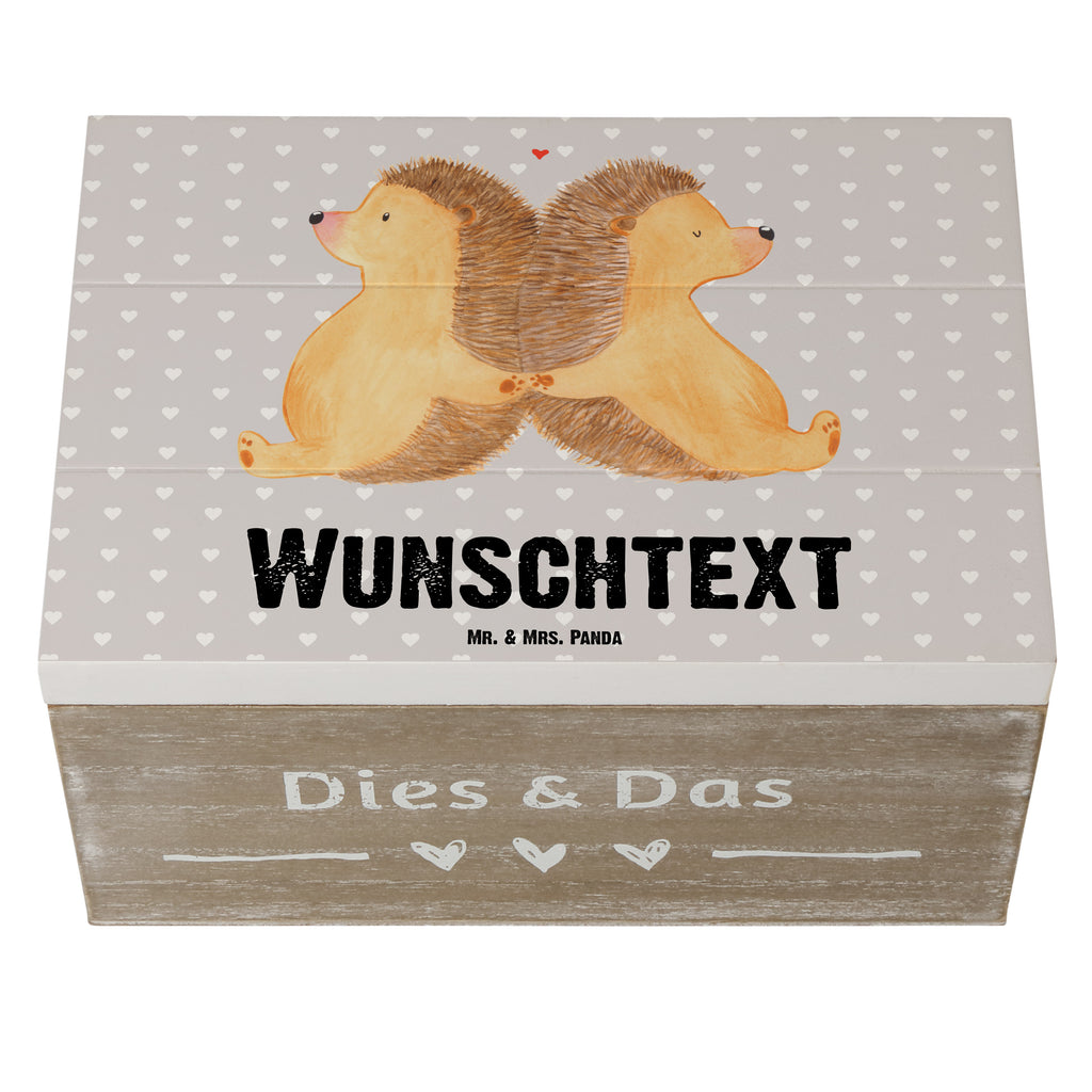 Personalisierte Holzkiste Igel händchenhaltend Holzkiste mit Namen, Kiste mit Namen, Schatzkiste mit Namen, Truhe mit Namen, Schatulle mit Namen, Erinnerungsbox mit Namen, Erinnerungskiste, mit Namen, Dekokiste mit Namen, Aufbewahrungsbox mit Namen, Holzkiste Personalisiert, Kiste Personalisiert, Schatzkiste Personalisiert, Truhe Personalisiert, Schatulle Personalisiert, Erinnerungsbox Personalisiert, Erinnerungskiste Personalisiert, Dekokiste Personalisiert, Aufbewahrungsbox Personalisiert, Liebe, Partner, Freund, Freundin, Ehemann, Ehefrau, Heiraten, Verlobung, Heiratsantrag, Liebesgeschenk, Jahrestag, Hocheitstag, Igel, Igelliebe, Hand in Hand, Liebesbeweis, große Liebe, Liebesbotschaft, Hochzeit, Lieblingsmensch, Gemeinsamkeit, Love, Geschenk für zwei