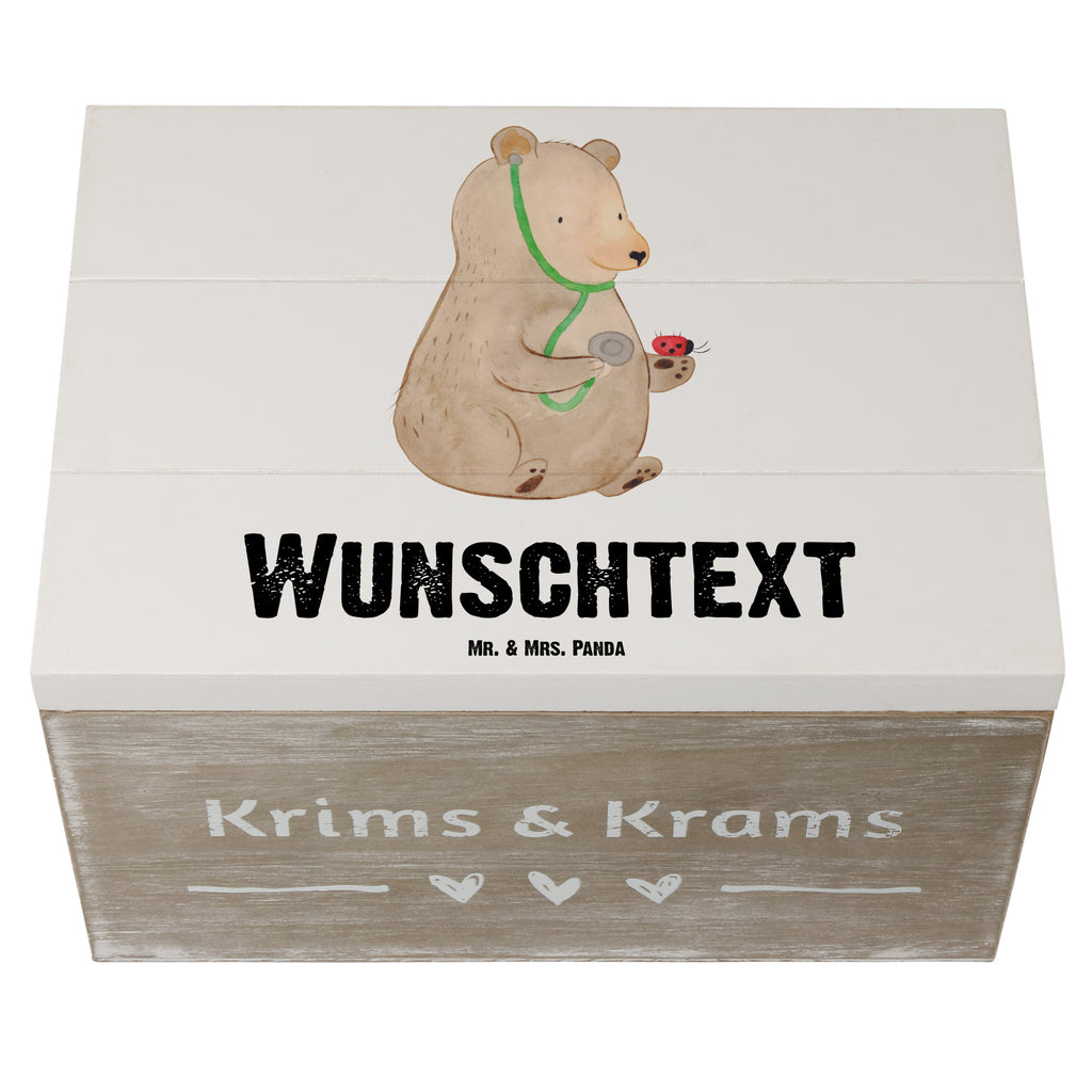 Personalisierte Holzkiste Bär Arzt Holzkiste mit Namen, Kiste mit Namen, Schatzkiste mit Namen, Truhe mit Namen, Schatulle mit Namen, Erinnerungsbox mit Namen, Erinnerungskiste, mit Namen, Dekokiste mit Namen, Aufbewahrungsbox mit Namen, Holzkiste Personalisiert, Kiste Personalisiert, Schatzkiste Personalisiert, Truhe Personalisiert, Schatulle Personalisiert, Erinnerungsbox Personalisiert, Erinnerungskiste Personalisiert, Dekokiste Personalisiert, Aufbewahrungsbox Personalisiert, Bär, Teddy, Teddybär, Arzt, Ärztin, Doktor, Professor, Doktorin, Professorin