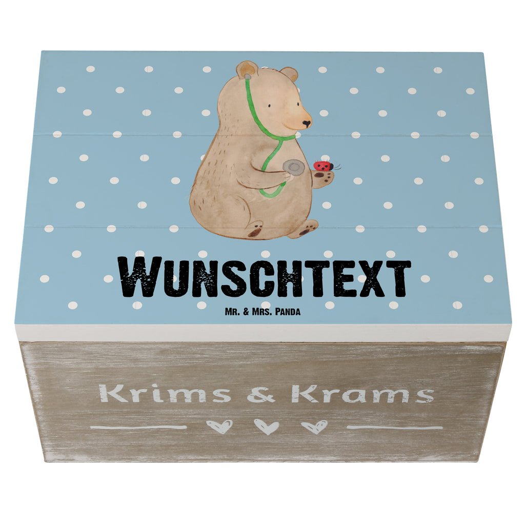 Personalisierte Holzkiste Bär Arzt Holzkiste mit Namen, Kiste mit Namen, Schatzkiste mit Namen, Truhe mit Namen, Schatulle mit Namen, Erinnerungsbox mit Namen, Erinnerungskiste, mit Namen, Dekokiste mit Namen, Aufbewahrungsbox mit Namen, Holzkiste Personalisiert, Kiste Personalisiert, Schatzkiste Personalisiert, Truhe Personalisiert, Schatulle Personalisiert, Erinnerungsbox Personalisiert, Erinnerungskiste Personalisiert, Dekokiste Personalisiert, Aufbewahrungsbox Personalisiert, Bär, Teddy, Teddybär, Arzt, Ärztin, Doktor, Professor, Doktorin, Professorin