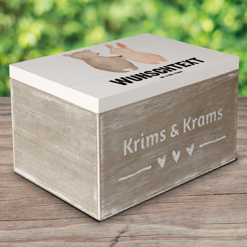 Personalisierte Holzkiste Bär Hase Umarmen Holzkiste mit Namen, Kiste mit Namen, Schatzkiste mit Namen, Truhe mit Namen, Schatulle mit Namen, Erinnerungsbox mit Namen, Erinnerungskiste, mit Namen, Dekokiste mit Namen, Aufbewahrungsbox mit Namen, Holzkiste Personalisiert, Kiste Personalisiert, Schatzkiste Personalisiert, Truhe Personalisiert, Schatulle Personalisiert, Erinnerungsbox Personalisiert, Erinnerungskiste Personalisiert, Dekokiste Personalisiert, Aufbewahrungsbox Personalisiert, Liebe, Partner, Freund, Freundin, Ehemann, Ehefrau, Heiraten, Verlobung, Heiratsantrag, Liebesgeschenk, Jahrestag, Hocheitstag, Freunde, bester Freund, Hase, Bär, Bärchen, best friends