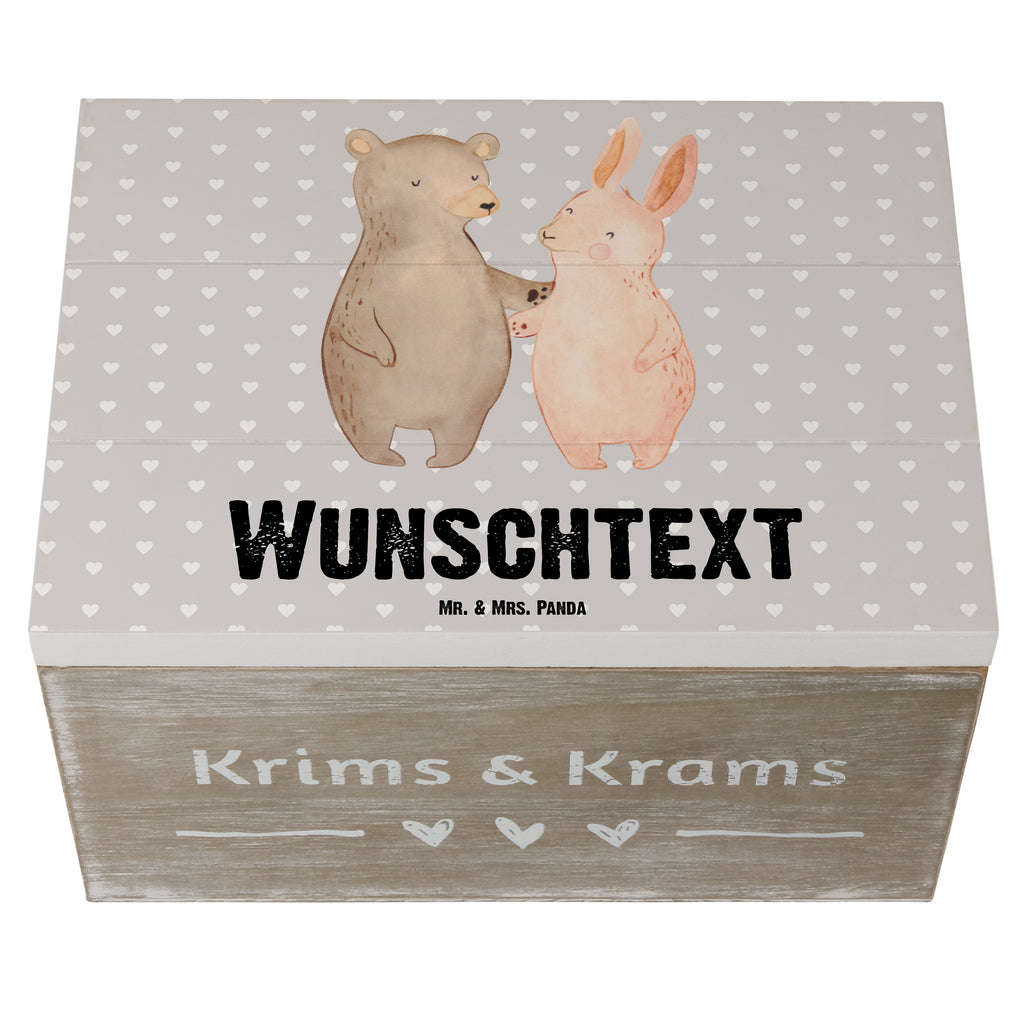 Personalisierte Holzkiste Bär Hase Umarmen Holzkiste mit Namen, Kiste mit Namen, Schatzkiste mit Namen, Truhe mit Namen, Schatulle mit Namen, Erinnerungsbox mit Namen, Erinnerungskiste, mit Namen, Dekokiste mit Namen, Aufbewahrungsbox mit Namen, Holzkiste Personalisiert, Kiste Personalisiert, Schatzkiste Personalisiert, Truhe Personalisiert, Schatulle Personalisiert, Erinnerungsbox Personalisiert, Erinnerungskiste Personalisiert, Dekokiste Personalisiert, Aufbewahrungsbox Personalisiert, Liebe, Partner, Freund, Freundin, Ehemann, Ehefrau, Heiraten, Verlobung, Heiratsantrag, Liebesgeschenk, Jahrestag, Hocheitstag, Freunde, bester Freund, Hase, Bär, Bärchen, best friends