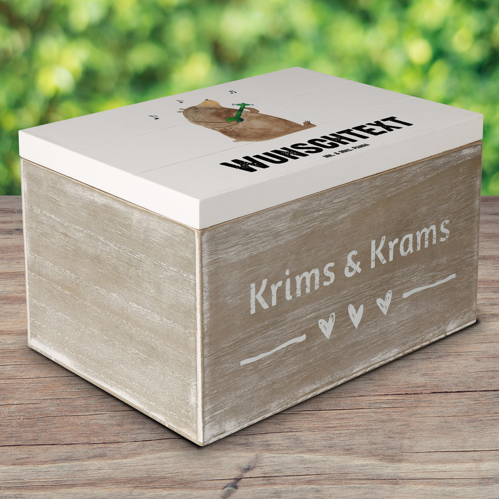 Personalisierte Holzkiste Bär Lied Holzkiste mit Namen, Kiste mit Namen, Schatzkiste mit Namen, Truhe mit Namen, Schatulle mit Namen, Erinnerungsbox mit Namen, Erinnerungskiste, mit Namen, Dekokiste mit Namen, Aufbewahrungsbox mit Namen, Holzkiste Personalisiert, Kiste Personalisiert, Schatzkiste Personalisiert, Truhe Personalisiert, Schatulle Personalisiert, Erinnerungsbox Personalisiert, Erinnerungskiste Personalisiert, Dekokiste Personalisiert, Aufbewahrungsbox Personalisiert, Bär, Teddy, Teddybär, Bärchen, Bear, Liebeslied, Lied, Song, Valentinstag, Valentine, Geschenk, Partner, Liebe, Freundin, Frau, Herz, Spruch