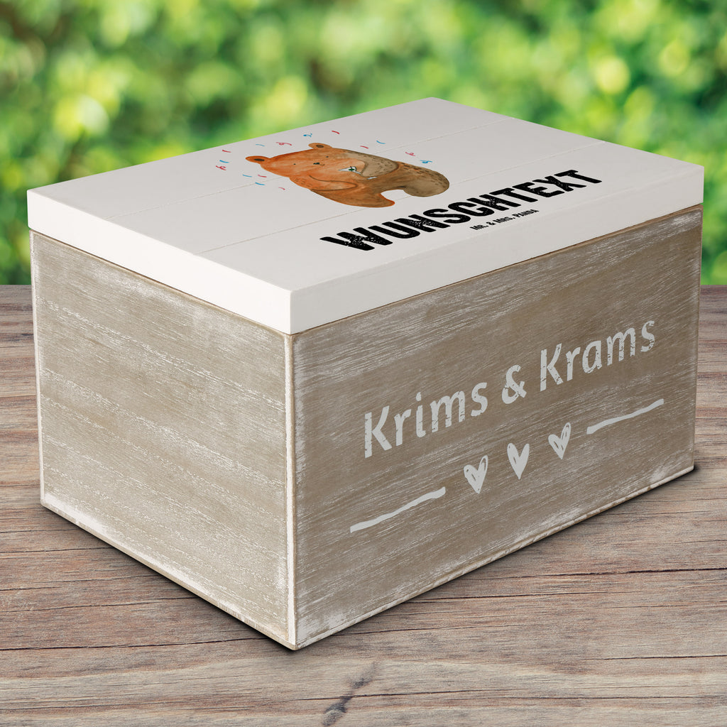 Personalisierte Holzkiste Bär Party Holzkiste mit Namen, Kiste mit Namen, Schatzkiste mit Namen, Truhe mit Namen, Schatulle mit Namen, Erinnerungsbox mit Namen, Erinnerungskiste, mit Namen, Dekokiste mit Namen, Aufbewahrungsbox mit Namen, Holzkiste Personalisiert, Kiste Personalisiert, Schatzkiste Personalisiert, Truhe Personalisiert, Schatulle Personalisiert, Erinnerungsbox Personalisiert, Erinnerungskiste Personalisiert, Dekokiste Personalisiert, Aufbewahrungsbox Personalisiert, Bär, Teddy, Teddybär, Geburtstag, Geburtstagsgeschenk, Geschenk, Party, Feiern, Abfeiern, Mitbringsel, Gute Laune, Lustig
