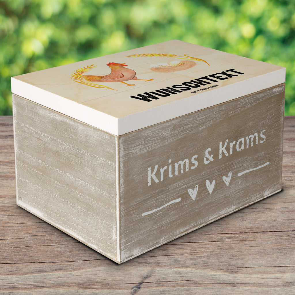 Personalisierte Holzkiste Huhn stolz Holzkiste mit Namen, Kiste mit Namen, Schatzkiste mit Namen, Truhe mit Namen, Schatulle mit Namen, Erinnerungsbox mit Namen, Erinnerungskiste, mit Namen, Dekokiste mit Namen, Aufbewahrungsbox mit Namen, Holzkiste Personalisiert, Kiste Personalisiert, Schatzkiste Personalisiert, Truhe Personalisiert, Schatulle Personalisiert, Erinnerungsbox Personalisiert, Erinnerungskiste Personalisiert, Dekokiste Personalisiert, Aufbewahrungsbox Personalisiert, Bauernhof, Hoftiere, Landwirt, Landwirtin, Hahn, Henne, Hühner, Eier, Hof, Landleben, Motivation, Geburt, Magie, Spruch, Schwangerschaft