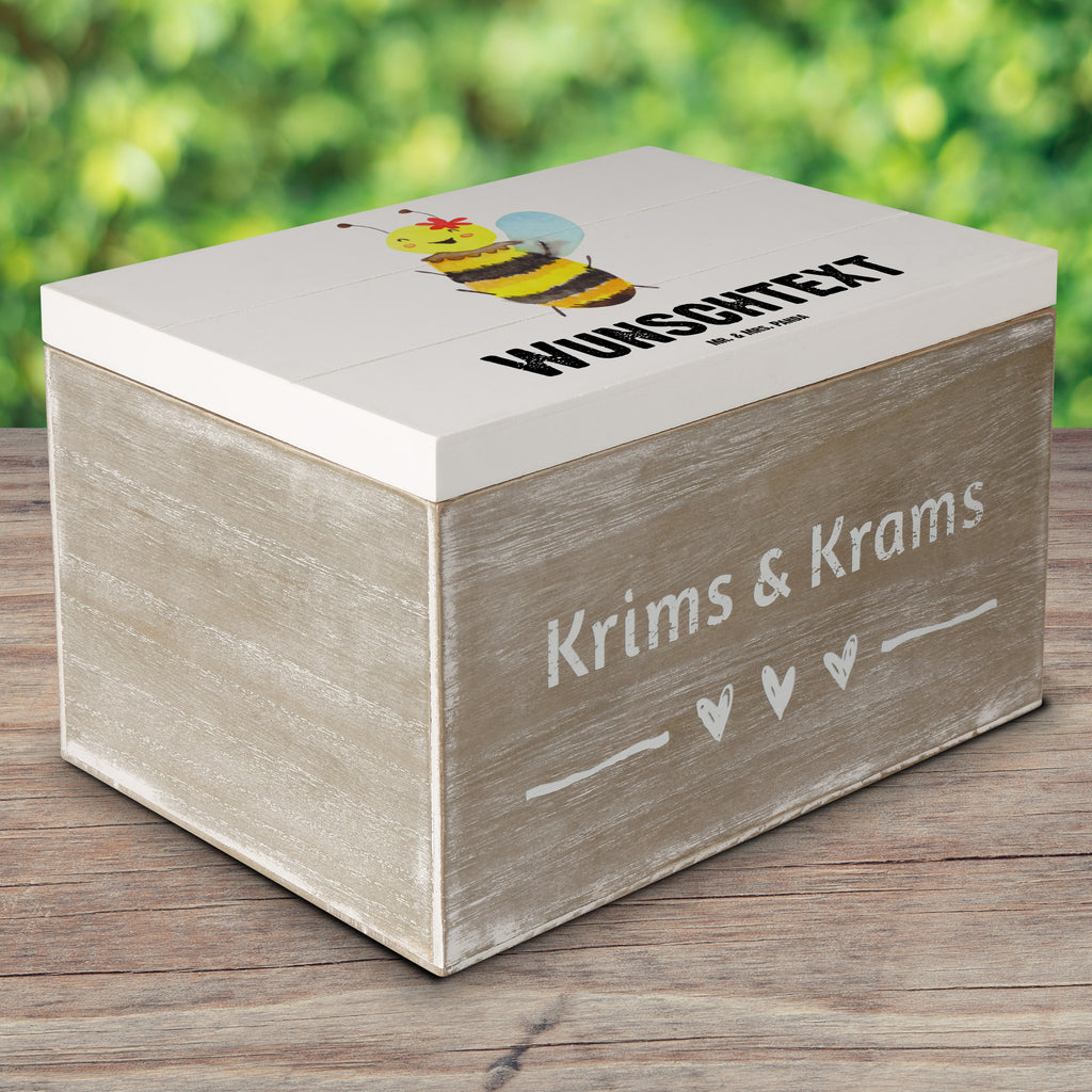 Personalisierte Holzkiste Biene Happy Holzkiste mit Namen, Kiste mit Namen, Schatzkiste mit Namen, Truhe mit Namen, Schatulle mit Namen, Erinnerungsbox mit Namen, Erinnerungskiste, mit Namen, Dekokiste mit Namen, Aufbewahrungsbox mit Namen, Holzkiste Personalisiert, Kiste Personalisiert, Schatzkiste Personalisiert, Truhe Personalisiert, Schatulle Personalisiert, Erinnerungsbox Personalisiert, Erinnerungskiste Personalisiert, Dekokiste Personalisiert, Aufbewahrungsbox Personalisiert, Biene, Wespe, Hummel