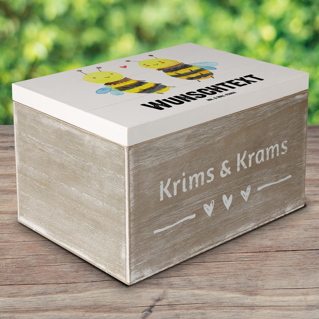 Personalisierte Holzkiste Biene Verliebt Holzkiste mit Namen, Kiste mit Namen, Schatzkiste mit Namen, Truhe mit Namen, Schatulle mit Namen, Erinnerungsbox mit Namen, Erinnerungskiste, mit Namen, Dekokiste mit Namen, Aufbewahrungsbox mit Namen, Holzkiste Personalisiert, Kiste Personalisiert, Schatzkiste Personalisiert, Truhe Personalisiert, Schatulle Personalisiert, Erinnerungsbox Personalisiert, Erinnerungskiste Personalisiert, Dekokiste Personalisiert, Aufbewahrungsbox Personalisiert, Biene, Wespe, Hummel