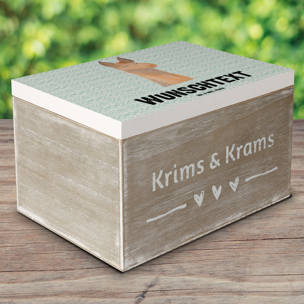 Personalisierte Holzkiste Lamakopf genervt Holzkiste mit Namen, Kiste mit Namen, Schatzkiste mit Namen, Truhe mit Namen, Schatulle mit Namen, Erinnerungsbox mit Namen, Erinnerungskiste, mit Namen, Dekokiste mit Namen, Aufbewahrungsbox mit Namen, Holzkiste Personalisiert, Kiste Personalisiert, Schatzkiste Personalisiert, Truhe Personalisiert, Schatulle Personalisiert, Erinnerungsbox Personalisiert, Erinnerungskiste Personalisiert, Dekokiste Personalisiert, Aufbewahrungsbox Personalisiert, Lama, Alpaka, Lamas, Recht haben, genervt sein, Freundin, beste Freundin, Partnerin, Büro, Büroalltag, Chef, Chefin, Azubi