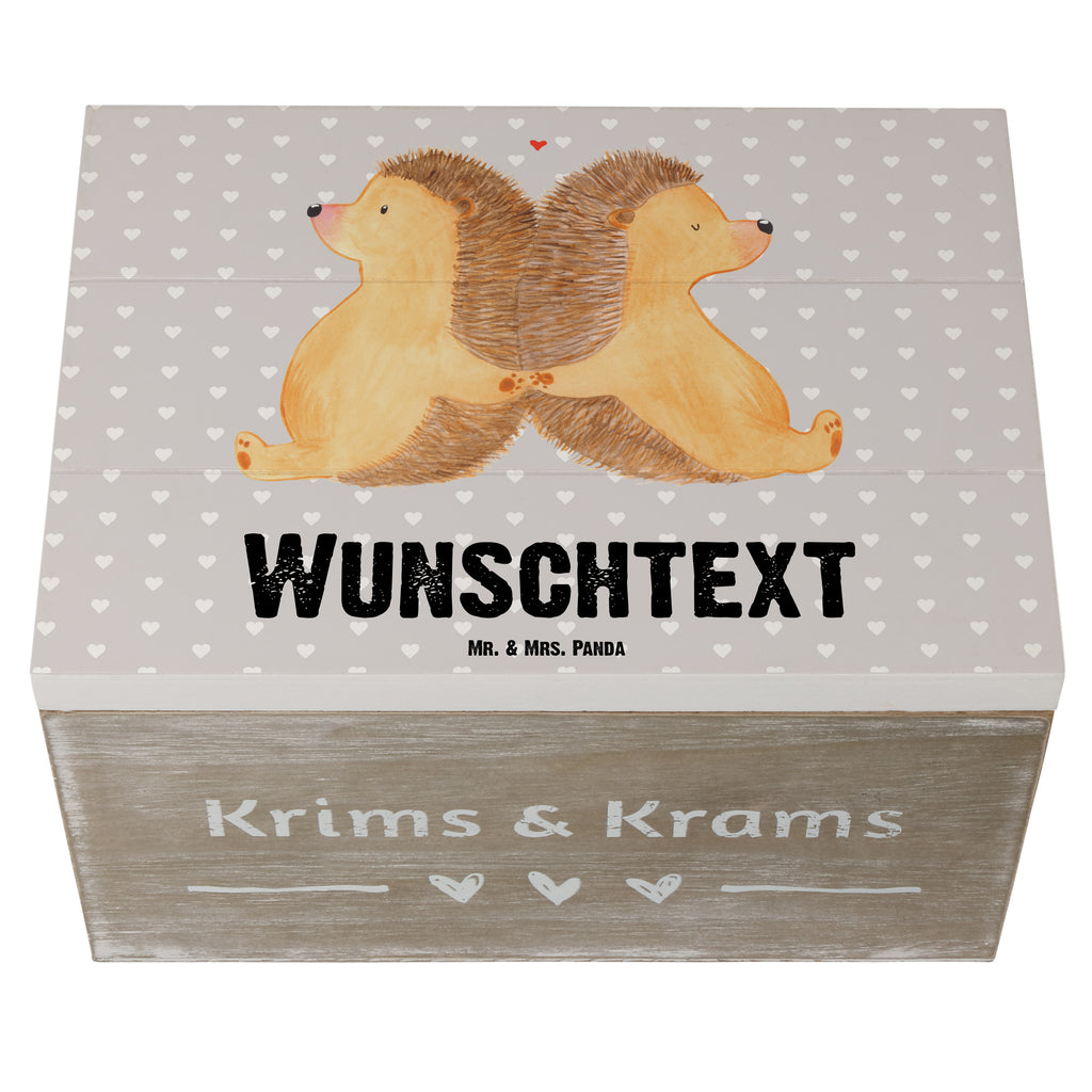 Personalisierte Holzkiste Igel händchenhaltend Holzkiste mit Namen, Kiste mit Namen, Schatzkiste mit Namen, Truhe mit Namen, Schatulle mit Namen, Erinnerungsbox mit Namen, Erinnerungskiste, mit Namen, Dekokiste mit Namen, Aufbewahrungsbox mit Namen, Holzkiste Personalisiert, Kiste Personalisiert, Schatzkiste Personalisiert, Truhe Personalisiert, Schatulle Personalisiert, Erinnerungsbox Personalisiert, Erinnerungskiste Personalisiert, Dekokiste Personalisiert, Aufbewahrungsbox Personalisiert, Liebe, Partner, Freund, Freundin, Ehemann, Ehefrau, Heiraten, Verlobung, Heiratsantrag, Liebesgeschenk, Jahrestag, Hocheitstag, Igel, Igelliebe, Hand in Hand, Liebesbeweis, große Liebe, Liebesbotschaft, Hochzeit, Lieblingsmensch, Gemeinsamkeit, Love, Geschenk für zwei