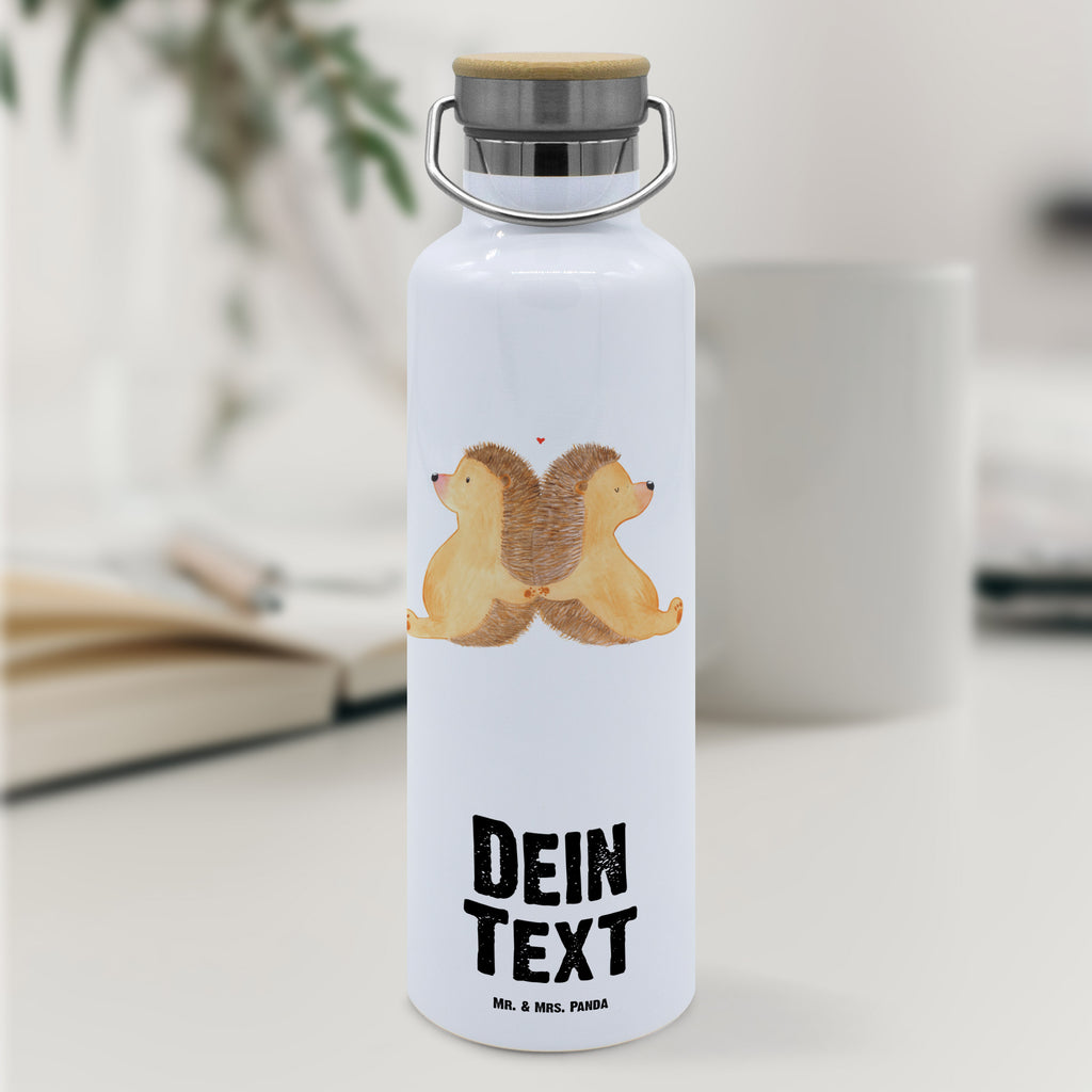 Personalisierte Trinkflasche Igel händchenhaltend Personalisierte Trinkflasche, Trinkflasche mit Namen, Trinkflasche bedrucken, Flasche personalisiert, Trinkflasch mit Aufdruck, Trinkflasche Werbegeschenk, Namensaufdruck Trinkflasche, Sportflasche personalisiert, Trinkflasche Sport, Liebe, Partner, Freund, Freundin, Ehemann, Ehefrau, Heiraten, Verlobung, Heiratsantrag, Liebesgeschenk, Jahrestag, Hocheitstag, Igel, Igelliebe, Hand in Hand, Liebesbeweis, große Liebe, Liebesbotschaft, Hochzeit, Lieblingsmensch, Gemeinsamkeit, Love, Geschenk für zwei
