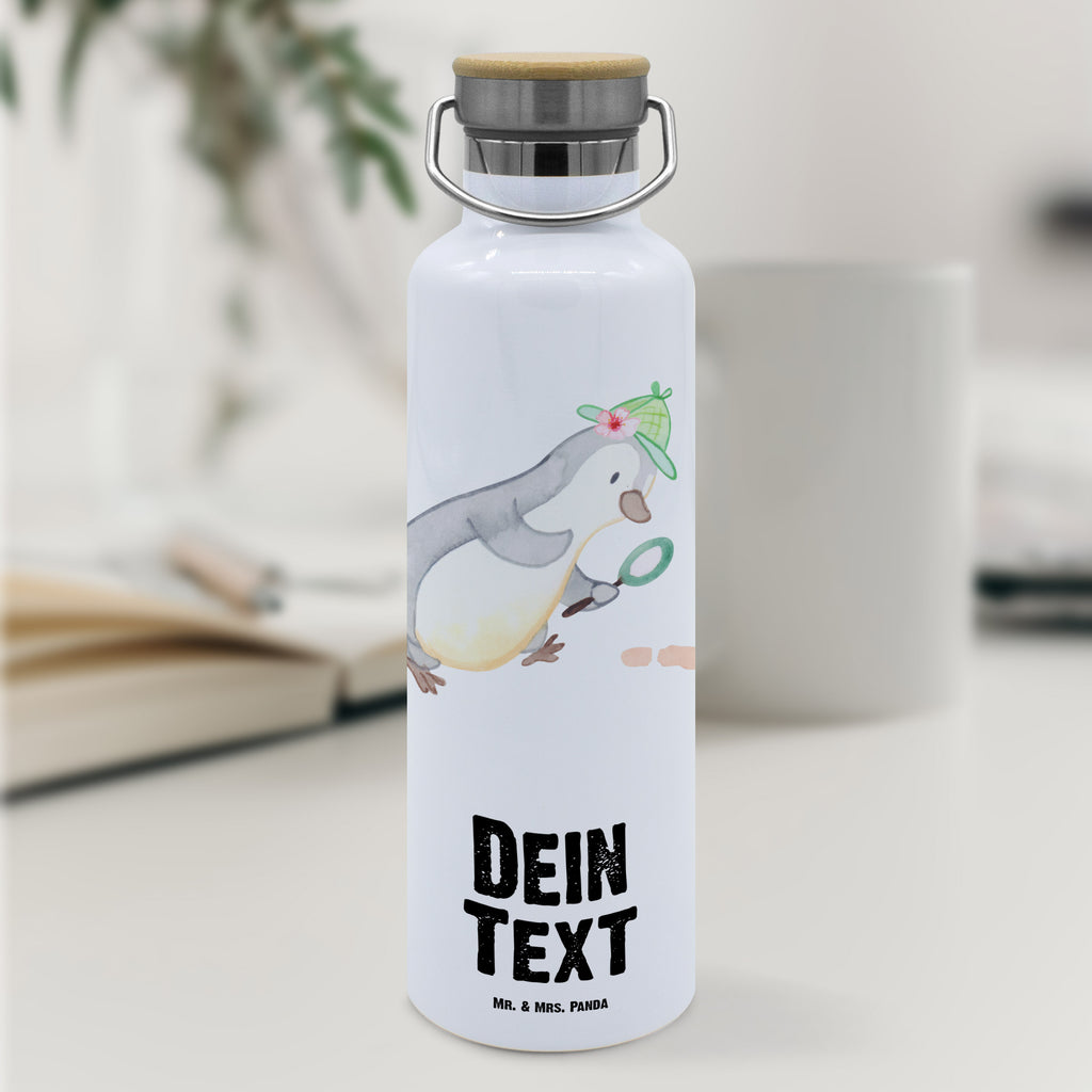 Personalisierte Trinkflasche Detektivin mit Herz Personalisierte Trinkflasche, Trinkflasche mit Namen, Trinkflasche bedrucken, Flasche personalisiert, Trinkflasch mit Aufdruck, Trinkflasche Werbegeschenk, Namensaufdruck Trinkflasche, Sportflasche personalisiert, Trinkflasche Sport, Beruf, Ausbildung, Jubiläum, Abschied, Rente, Kollege, Kollegin, Geschenk, Schenken, Arbeitskollege, Mitarbeiter, Firma, Danke, Dankeschön, Detektivin, Ermittlerin, Agentin, Privatdetektei, Berufsdetektivin, Wirtschaftsdetektei, Detektivausbildung, Spurensuche