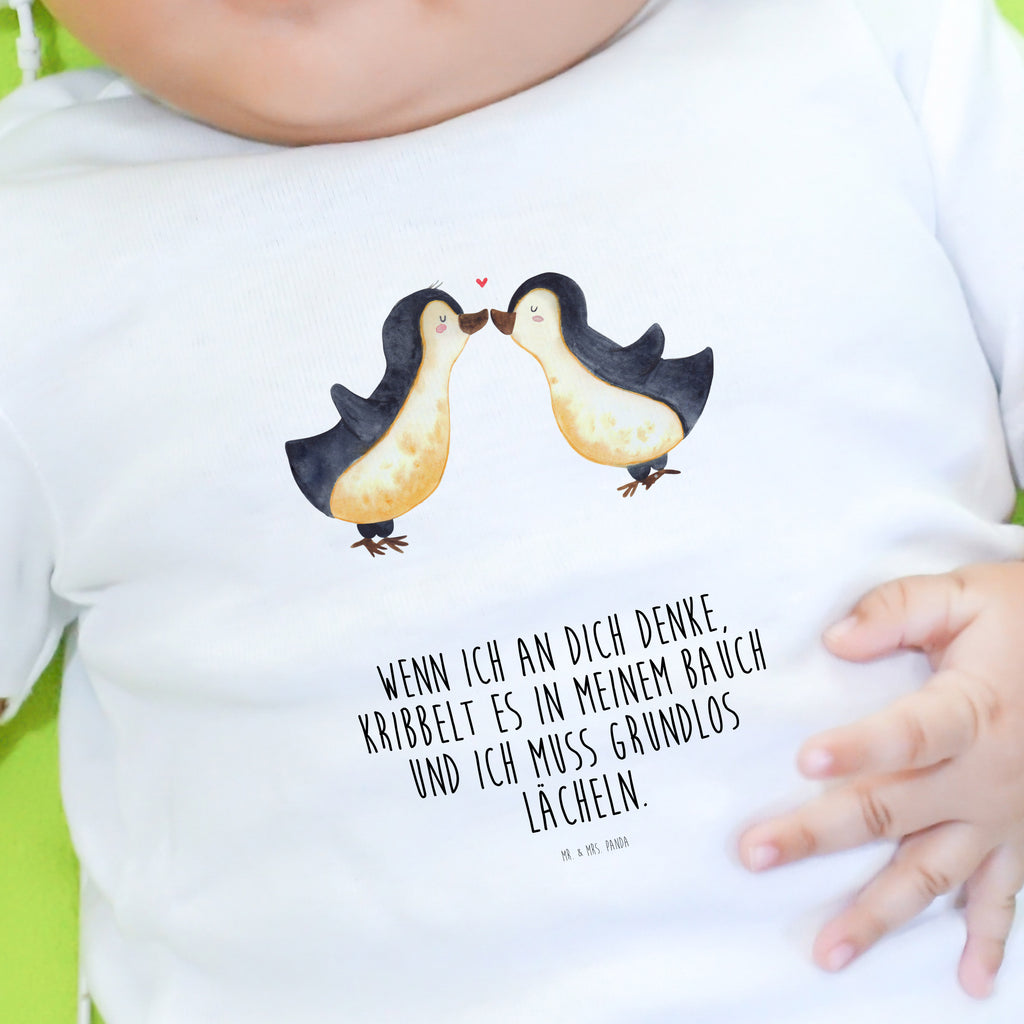 Organic Baby Shirt Pinguine Kuss Valentinstag, Geschenk für Frauen, Liebesgeschenk, Jahrestag, Hochzeitstag, Mitbringsel, Geschenk für Freundin, Geschenk für Partner, Freund, Liebesbeweis, für Männer, für Ehemann Mädchen,Jungen,Unisex,Motiv,Baby T-Shirt,Kurzarm  Liebe,  Partner, Freund, Freundin, Ehemann, Ehefrau, Heiraten, Verlobung, Heiratsantrag, Liebesgeschenk, Jahrestag, Hocheitstag