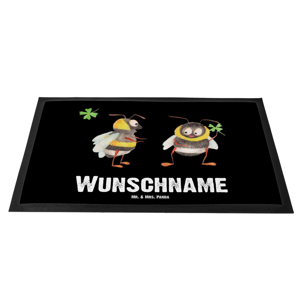 Personalisierte Fußmatte Bienen Paar Personalisierte Fußmatte, Fußmatte mit Namen, Personalisieruung, Personalisiert, Fußmatte bedrucken, Türvorleger mit Namen, Haustürmatte personalisiert, Namensfussmatte, Wunschnamen, Bedrucken, Türvorleger personalisiert, Liebe, Partner, Freund, Freundin, Ehemann, Ehefrau, Heiraten, Verlobung, Heiratsantrag, Liebesgeschenk, Jahrestag, Hocheitstag, Valentinstag, Geschenk für Frauen, Hochzeitstag, Mitbringsel, Geschenk für Freundin, Geschenk für Partner, Liebesbeweis, für Männer, für Ehemann, Schildkröten, verliebte Schildkröten