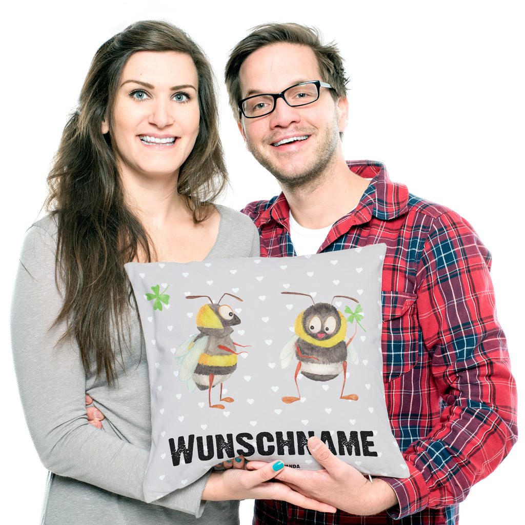 Personalisiertes Kissen Bienen Paar Kissen, personalisiert, Name, Wunschname, bedrucken, Kopfkissen, Liebe, Partner, Freund, Freundin, Ehemann, Ehefrau, Heiraten, Verlobung, Heiratsantrag, Liebesgeschenk, Jahrestag, Hocheitstag, Valentinstag, Geschenk für Frauen, Hochzeitstag, Mitbringsel, Geschenk für Freundin, Geschenk für Partner, Liebesbeweis, für Männer, für Ehemann, Schildkröten, verliebte Schildkröten