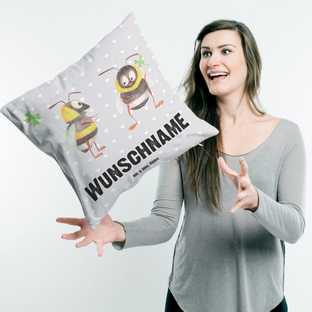 Personalisiertes Kissen Bienen Paar Kissen, personalisiert, Name, Wunschname, bedrucken, Kopfkissen, Liebe, Partner, Freund, Freundin, Ehemann, Ehefrau, Heiraten, Verlobung, Heiratsantrag, Liebesgeschenk, Jahrestag, Hocheitstag, Valentinstag, Geschenk für Frauen, Hochzeitstag, Mitbringsel, Geschenk für Freundin, Geschenk für Partner, Liebesbeweis, für Männer, für Ehemann, Schildkröten, verliebte Schildkröten