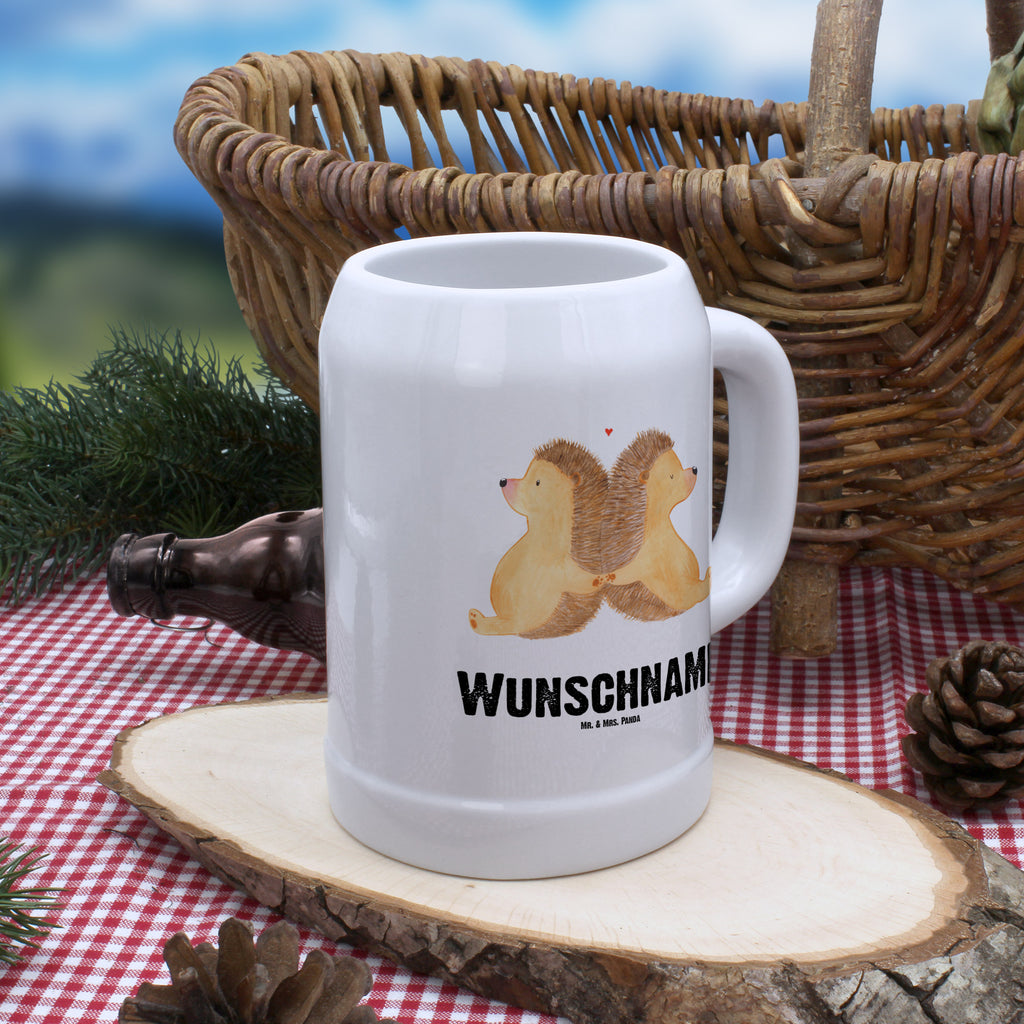 Personalisierter Bierkrug Igel händchenhaltend Bierkrug mit Namen, Bierkrug personalisieren, Bierglas mit Namen, Personalisierung, Bedrucken, Liebe, Partner, Freund, Freundin, Ehemann, Ehefrau, Heiraten, Verlobung, Heiratsantrag, Liebesgeschenk, Jahrestag, Hocheitstag, Igel, Igelliebe, Hand in Hand, Liebesbeweis, große Liebe, Liebesbotschaft, Hochzeit, Lieblingsmensch, Gemeinsamkeit, Love, Geschenk für zwei