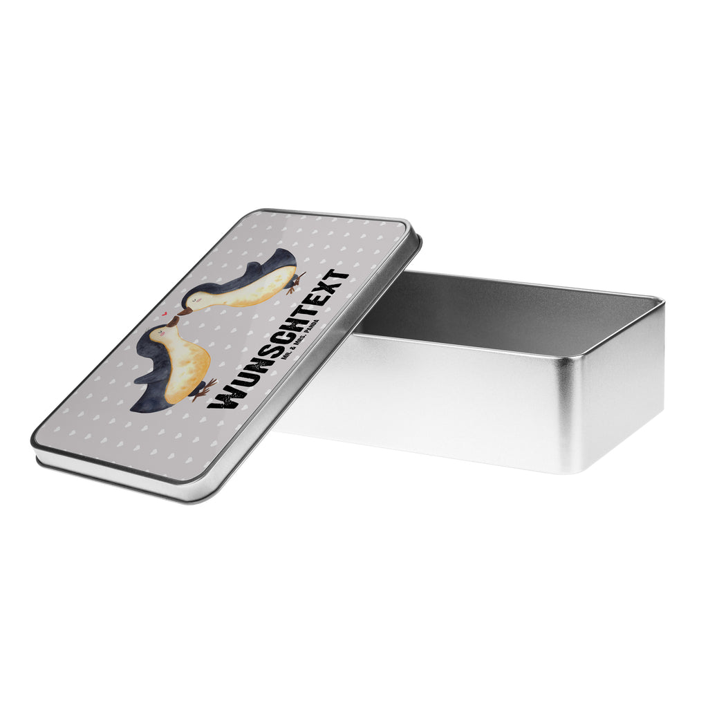 Personalisierte Metalldose Pinguine Kuss Personalisierte Metalldose, Dose mit Namen, Namensdose, Kiste mit Namen, Namenskiste, Liebe, Partner, Freund, Freundin, Ehemann, Ehefrau, Heiraten, Verlobung, Heiratsantrag, Liebesgeschenk, Jahrestag, Hocheitstag, Valentinstag, Geschenk für Frauen, Hochzeitstag, Mitbringsel, Geschenk für Freundin, Geschenk für Partner, Liebesbeweis, für Männer, für Ehemann