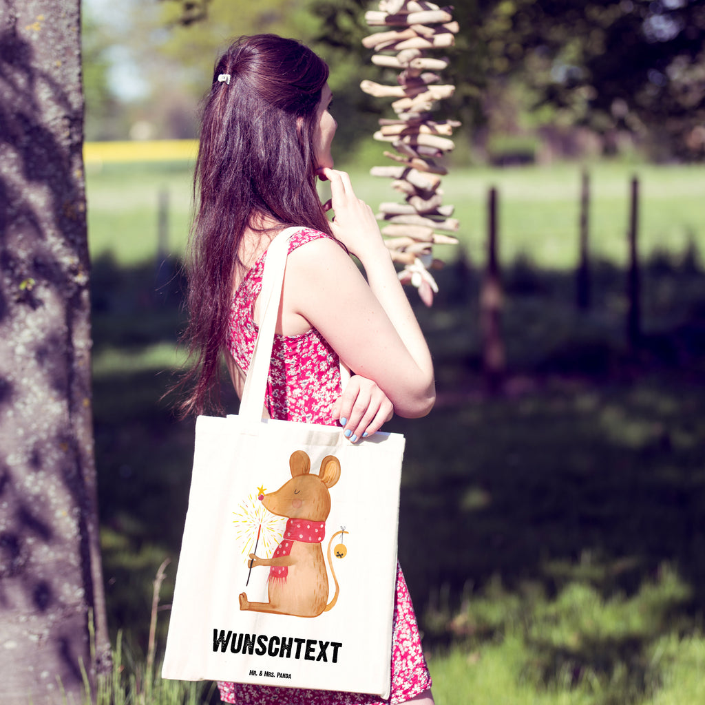 Personalisierte Tragetasche Weihnachtsmaus Personalisierte Beuteltasche, Personalisierter Beutel, Personalisierte Einkaufstasche, Personalisierter Jutebeutel, Personalisierter Stoffbeutel, Tragetasche mit Namen, Einkaufstasche mit Namen, Stoffbeutel mit Namen, Personalisierte Tasche, Personalisierte Jutetasche, Personalisierte Kindergartentasche, Winter, Weihnachten, Weihnachtsdeko, Nikolaus, Advent, Heiligabend, Wintermotiv, Frohe Weihnachten, Weihnachtsgruß, Weihnachtsmotiv, Maus, Mäuschen, Weihnachtswunder