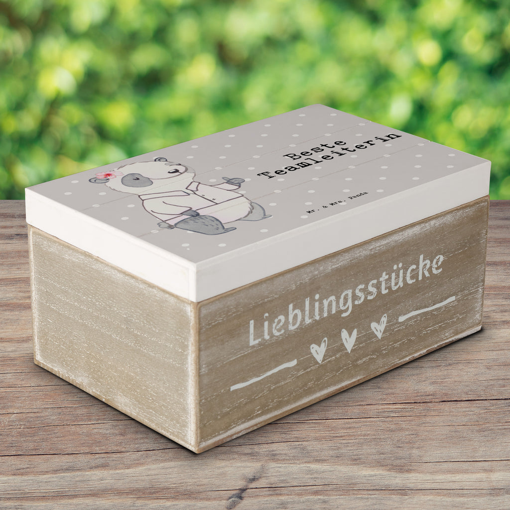 Holzkiste Panda Beste Teamleiterin Teamleiterin, Seminarleiterin, Gruppenleiterin, Leiterin, Kollegin, Chefin, Vorgesetzte, Abschied, Abschiedsgeschenk, Ruhestand Holzkiste, Kiste, Schatzkiste, Truhe, Schatulle, XXL,  Erinnerungsbox, Erinnerungskiste, Dekokiste, Aufbewahrungsbox  für, Dankeschön, Geschenk, Schenken, Geburtstag, Geburtstagsgeschenk, Geschenkidee, Danke, Bedanken, Mitbringsel, Freude machen, Geschenktipp