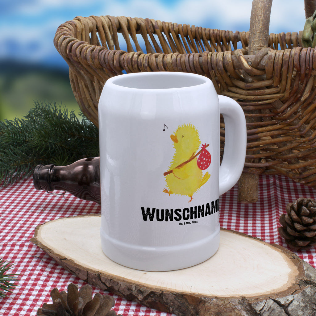 Personalisierter Bierkrug Küken Wanderer Bierkrug mit Namen, Bierkrug personalisieren, Bierglas mit Namen, Personalisierung, Bedrucken, Ostern, Osterhase, Ostergeschenke, Osternest, Osterdeko, Geschenk zu Ostern, Küken, Osterei, Ostereier, Ei, Frühlingsgefühle, Freude, Grüße, liebe Grüße, Frohe Ostern, Ostergrüße, Flausen, Wunder, Reisen, Weltenbummler, Zeit, Zeitmanagement, Backpacker