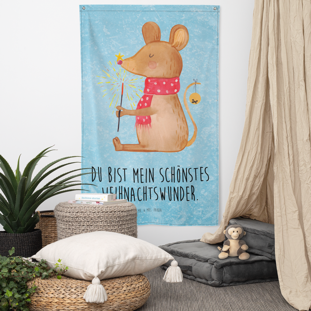 Wandteppich Weihnachtsmaus Wandbehang, Dekoration, Boho, Wandteppich, Wandtuch, Wanddeko, Tapisserie, Tapestry, Wandbild, Textil-Kunst, Schmuck-Wandbehang, Wand Deko, Kinderzimmer, Kinderzimmer Wand, Kinderzimmer Deko, Kinderzimmer Wanddeko, Winter, Weihnachten, Weihnachtsdeko, Nikolaus, Advent, Heiligabend, Wintermotiv, Frohe Weihnachten, Weihnachtsgruß, Weihnachtsmotiv, Maus, Mäuschen, Weihnachtswunder
