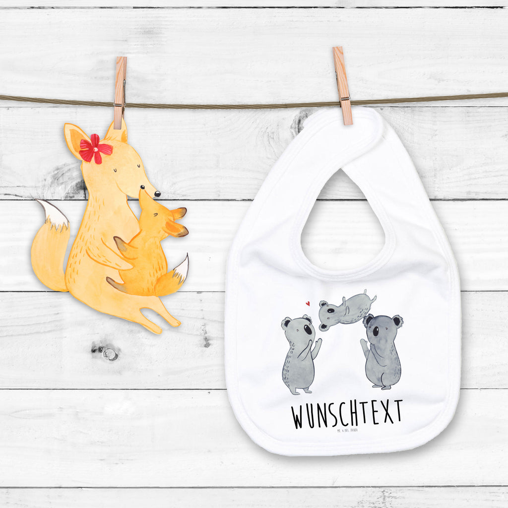 Personalisiertes Babylätzchen Koala Feiern Sich Baby, Personalisiertes Lätzchen, Personalisiertes Spucktuch, Personalisiertes Sabberlätzchen, Personalisiertes Klettlätzchen, Personalisiertes Baby-Lätzchen, KPersonalisiertes Kinderlätzchen, Personalisiertes Geburt Geschenk, Geschenkidee Geburt, Personalisiertes Baby-Spucktuch, Personalisierter Baby-Kleckschutz, Personalisiertes Babyparty Geschenk, Personalisiertes Lätzchen für Babys, Lätzchen mit Namen, Spucktuch mit Namen, Sabberlätzchen mit Namen, Klettlätzchen mit Namen, Baby-Lätzchen mit Namen, Kinderlätzchen mit Namen, Geburt Geschenk mit Namen, Geschenkidee Geburt mit Namen, Baby-Spucktuch mit Namen, Baby-Kleckschutz, Babyparty Geschenk mit Namen, Lätzchen für Babys mit Namen, Selbst gestalten, Wunschnamen, Babylätzchen Bedrucken, Geburtstag, Geburtstagsgeschenk, Geschenk, Koala, Familie, Kind, Eltern, Herz, Liebe