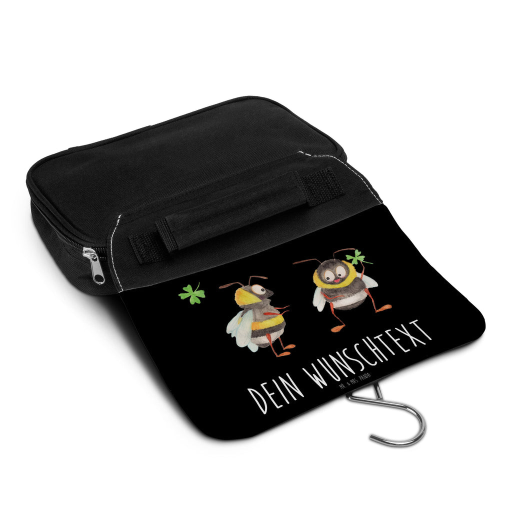 Personalisierter Kulturbeutel Bienen Paar Personalisierter Kulturbeutel, Personalisierte Waschtasche, Personalisierte Kosmetiktasche, Damen, Herren, Personalisierte Aufbewahrungstasche, Personalisierte Schminktasche, Personalisierter Kosmetikbeutel, Personalisierter Organizer, Personalisierte Kulturtasche, Personalisierte Schminkutensil, Personalisierung, Wunschtext, Wunschname, Selbst bedrucken, Kulturbeutel mit Namen, Liebe, Partner, Freund, Freundin, Ehemann, Ehefrau, Heiraten, Verlobung, Heiratsantrag, Liebesgeschenk, Jahrestag, Hocheitstag, Valentinstag, Geschenk für Frauen, Hochzeitstag, Mitbringsel, Geschenk für Freundin, Geschenk für Partner, Liebesbeweis, für Männer, für Ehemann, Schildkröten, verliebte Schildkröten