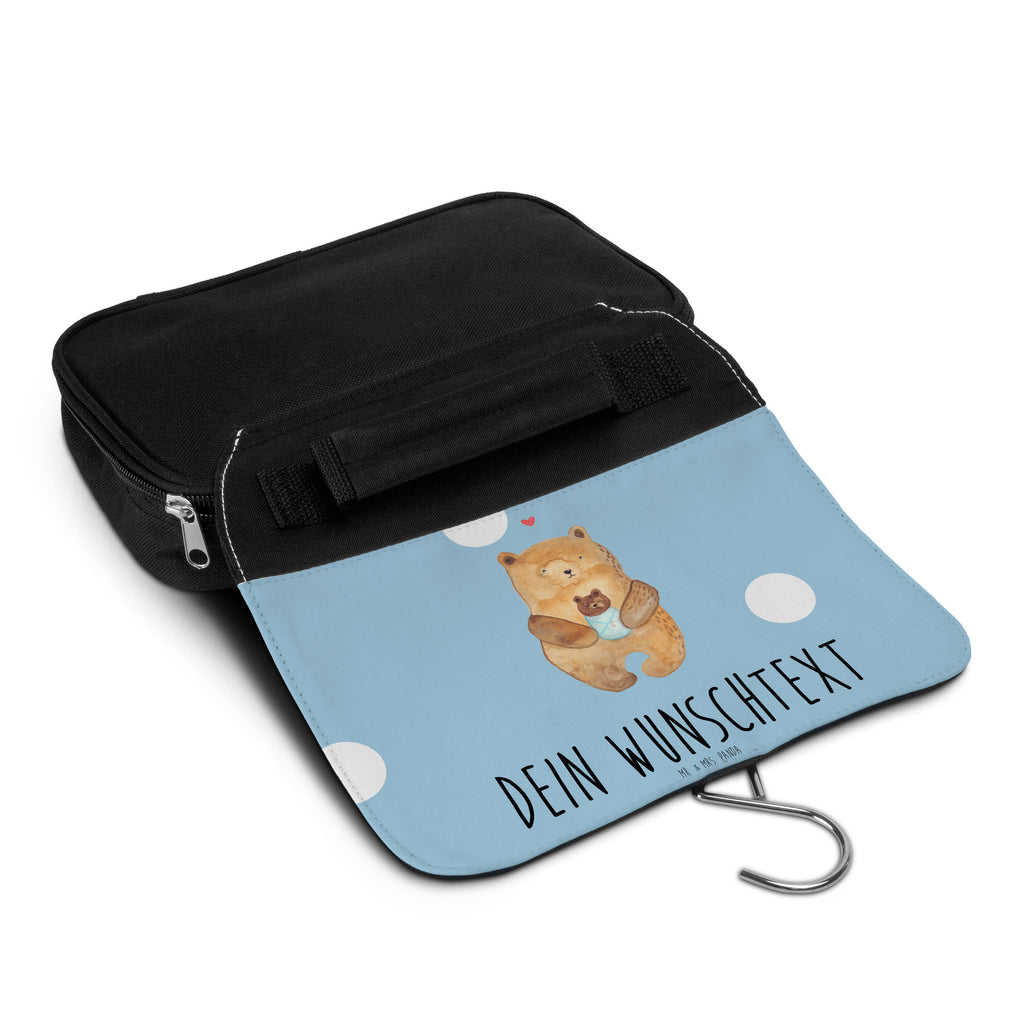 Personalisierter Kulturbeutel Bär mit Baby Personalisierter Kulturbeutel, Personalisierte Waschtasche, Personalisierte Kosmetiktasche, Damen, Herren, Personalisierte Aufbewahrungstasche, Personalisierte Schminktasche, Personalisierter Kosmetikbeutel, Personalisierter Organizer, Personalisierte Kulturtasche, Personalisierte Schminkutensil, Personalisierung, Wunschtext, Wunschname, Selbst bedrucken, Kulturbeutel mit Namen, Bär, Teddy, Teddybär, Eltern, Mutter, Baby, Taufe, Geburt, Nichte, Neffe, Enkel, Enkelin, Täufling, Geburtstag, Glückwunsch