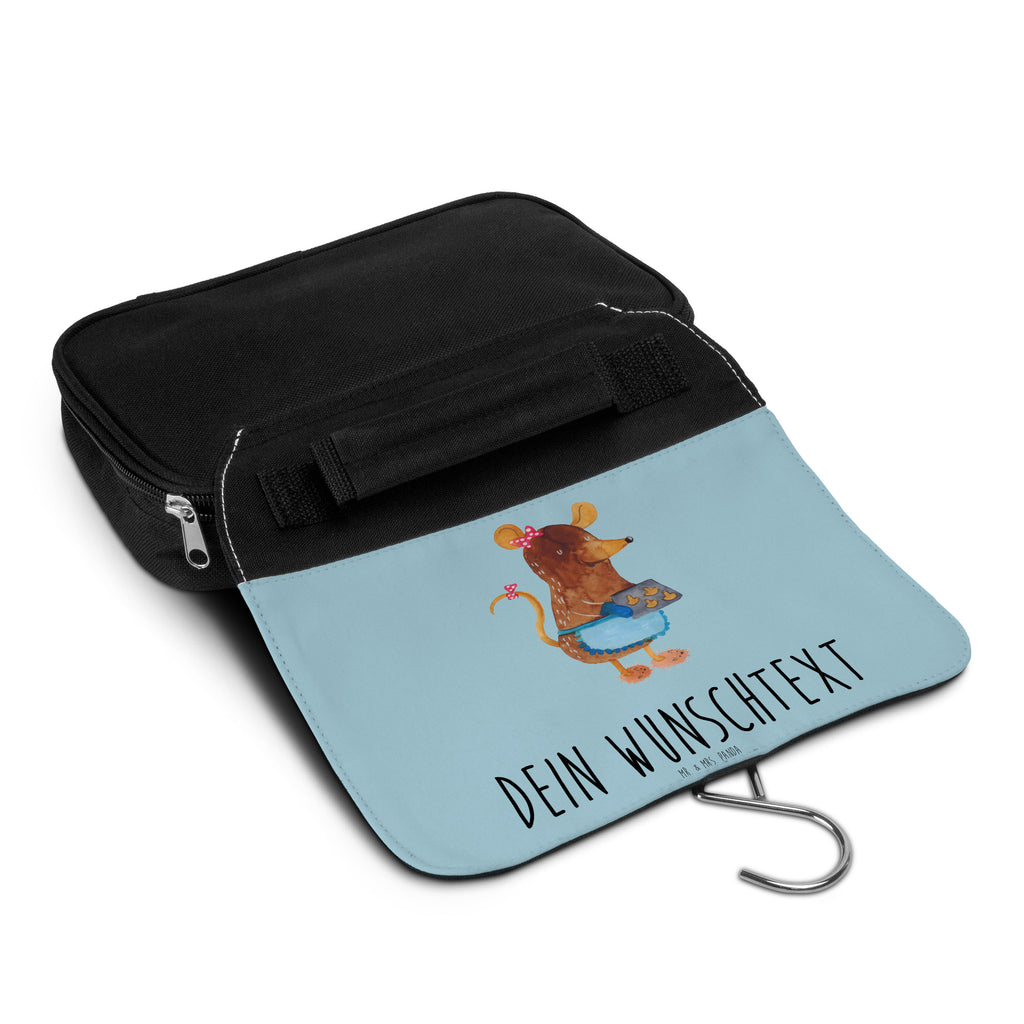 Personalisierter Kulturbeutel Maus Kekse Personalisierter Kulturbeutel, Personalisierte Waschtasche, Personalisierte Kosmetiktasche, Damen, Herren, Personalisierte Aufbewahrungstasche, Personalisierte Schminktasche, Personalisierter Kosmetikbeutel, Personalisierter Organizer, Personalisierte Kulturtasche, Personalisierte Schminkutensil, Personalisierung, Wunschtext, Wunschname, Selbst bedrucken, Kulturbeutel mit Namen, Winter, Weihnachten, Weihnachtsdeko, Nikolaus, Advent, Heiligabend, Wintermotiv, Maus, Kekse, backen, Weihnachtskekse, Plätzchen, Weihnachtsbäckerei, Chaosqueen