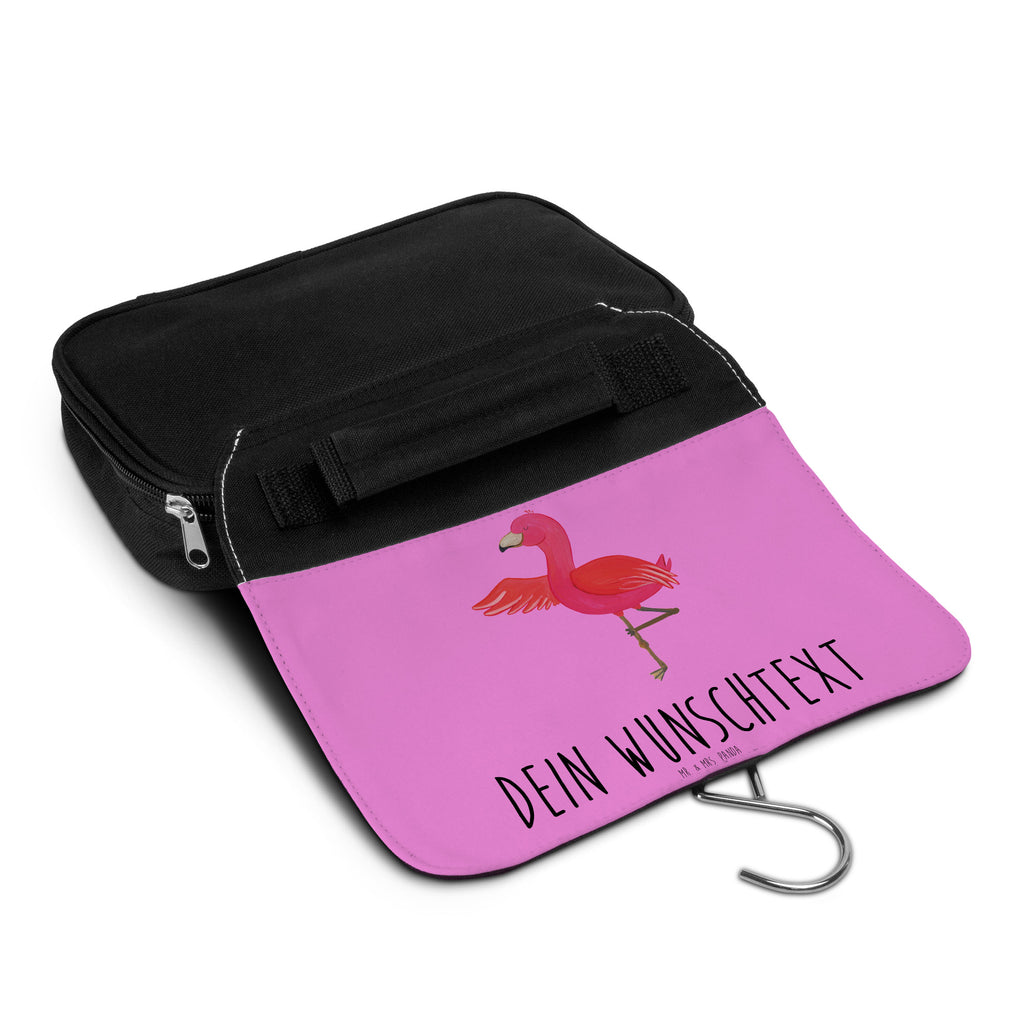 Personalisierter Kulturbeutel Flamingo Yoga Personalisierter Kulturbeutel, Personalisierte Waschtasche, Personalisierte Kosmetiktasche, Damen, Herren, Personalisierte Aufbewahrungstasche, Personalisierte Schminktasche, Personalisierter Kosmetikbeutel, Personalisierter Organizer, Personalisierte Kulturtasche, Personalisierte Schminkutensil, Personalisierung, Wunschtext, Wunschname, Selbst bedrucken, Kulturbeutel mit Namen, Flamingo, Vogel, Yoga, Namaste, Achtsamkeit, Yoga-Übung, Entspannung, Ärger, Aufregen, Tiefenentspannung