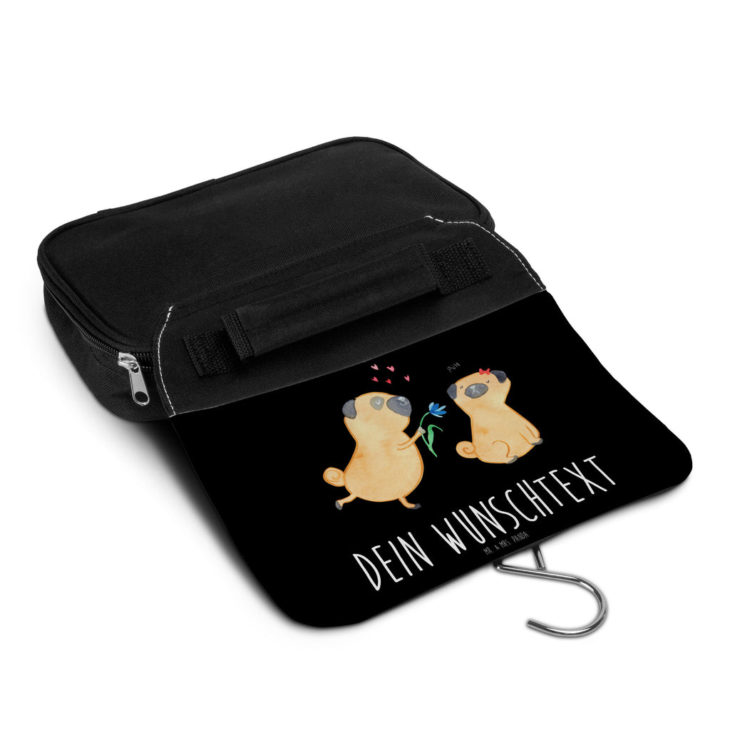 Personalisierter Kulturbeutel Mops verliebt Personalisierter Kulturbeutel, Personalisierte Waschtasche, Personalisierte Kosmetiktasche, Damen, Herren, Personalisierte Aufbewahrungstasche, Personalisierte Schminktasche, Personalisierter Kosmetikbeutel, Personalisierter Organizer, Personalisierte Kulturtasche, Personalisierte Schminkutensil, Personalisierung, Wunschtext, Wunschname, Selbst bedrucken, Kulturbeutel mit Namen, Hund, Hundemotiv, Haustier, Hunderasse, Tierliebhaber, Hundebesitzer, Sprüche, Mops, Möpse, Hundeliebe, verliebt, Liebe, Liebesspruch. Verlobt, Geschenk Freund, Partner