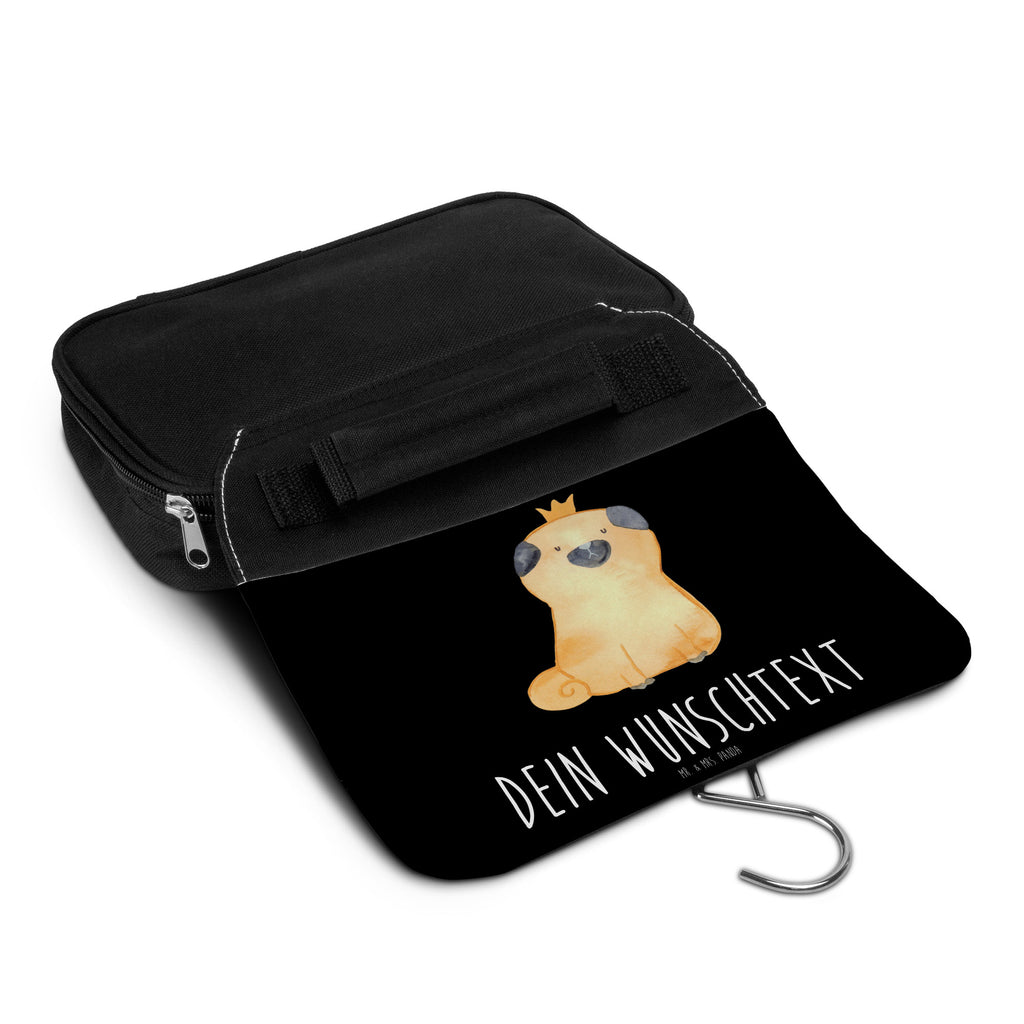 Personalisierter Kulturbeutel Mops Krone Personalisierter Kulturbeutel, Personalisierte Waschtasche, Personalisierte Kosmetiktasche, Damen, Herren, Personalisierte Aufbewahrungstasche, Personalisierte Schminktasche, Personalisierter Kosmetikbeutel, Personalisierter Organizer, Personalisierte Kulturtasche, Personalisierte Schminkutensil, Personalisierung, Wunschtext, Wunschname, Selbst bedrucken, Kulturbeutel mit Namen, Hund, Hundemotiv, Haustier, Hunderasse, Tierliebhaber, Hundebesitzer, Sprüche, Mops, allergisch, kinderlos, Hausregel, Hundebesitzer. Spruch, lustig