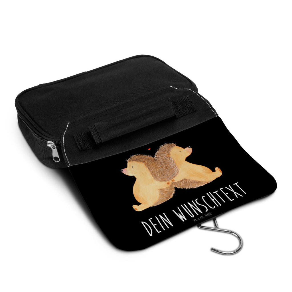 Personalisierter Kulturbeutel Igel händchenhaltend Personalisierter Kulturbeutel, Personalisierte Waschtasche, Personalisierte Kosmetiktasche, Damen, Herren, Personalisierte Aufbewahrungstasche, Personalisierte Schminktasche, Personalisierter Kosmetikbeutel, Personalisierter Organizer, Personalisierte Kulturtasche, Personalisierte Schminkutensil, Personalisierung, Wunschtext, Wunschname, Selbst bedrucken, Kulturbeutel mit Namen, Liebe, Partner, Freund, Freundin, Ehemann, Ehefrau, Heiraten, Verlobung, Heiratsantrag, Liebesgeschenk, Jahrestag, Hocheitstag, Igel, Igelliebe, Hand in Hand, Liebesbeweis, große Liebe, Liebesbotschaft, Hochzeit, Lieblingsmensch, Gemeinsamkeit, Love, Geschenk für zwei