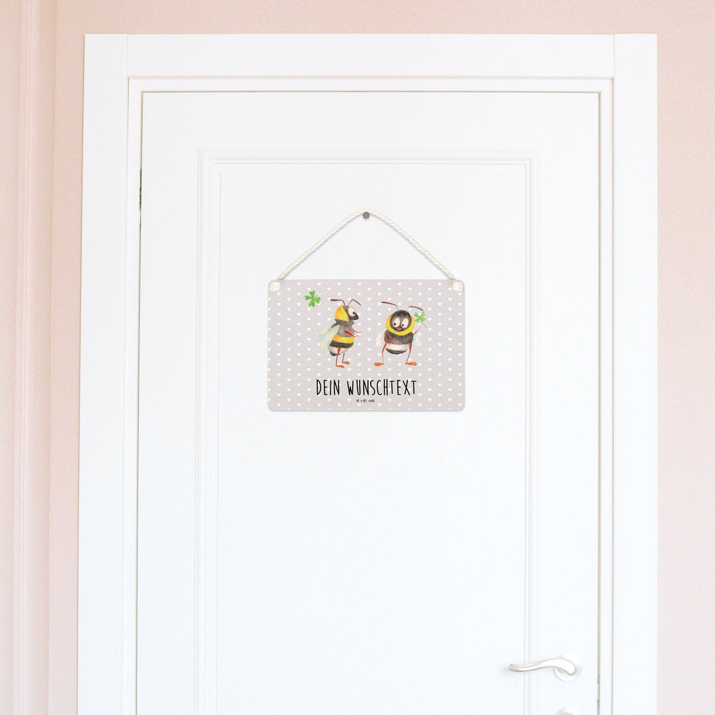 Personalisiertes Deko Schild Bienen Paar Dekoschild, Deko Schild, Schild, Tür Schild, Türschild, Holzschild, Wandschild, Wanddeko, Liebe, Partner, Freund, Freundin, Ehemann, Ehefrau, Heiraten, Verlobung, Heiratsantrag, Liebesgeschenk, Jahrestag, Hocheitstag, Valentinstag, Geschenk für Frauen, Hochzeitstag, Mitbringsel, Geschenk für Freundin, Geschenk für Partner, Liebesbeweis, für Männer, für Ehemann, Schildkröten, verliebte Schildkröten