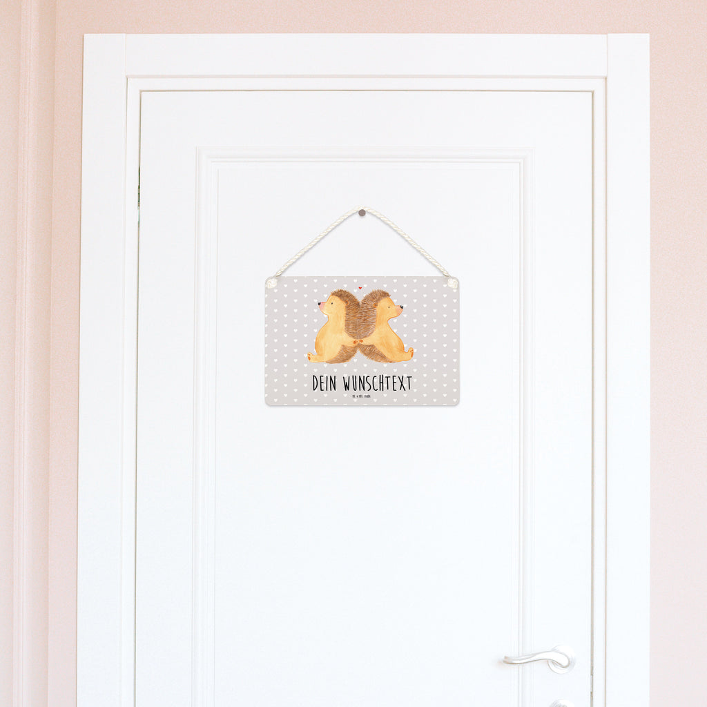 Personalisiertes Deko Schild Igel händchenhaltend Dekoschild, Deko Schild, Schild, Tür Schild, Türschild, Holzschild, Wandschild, Wanddeko, Liebe, Partner, Freund, Freundin, Ehemann, Ehefrau, Heiraten, Verlobung, Heiratsantrag, Liebesgeschenk, Jahrestag, Hocheitstag, Igel, Igelliebe, Hand in Hand, Liebesbeweis, große Liebe, Liebesbotschaft, Hochzeit, Lieblingsmensch, Gemeinsamkeit, Love, Geschenk für zwei
