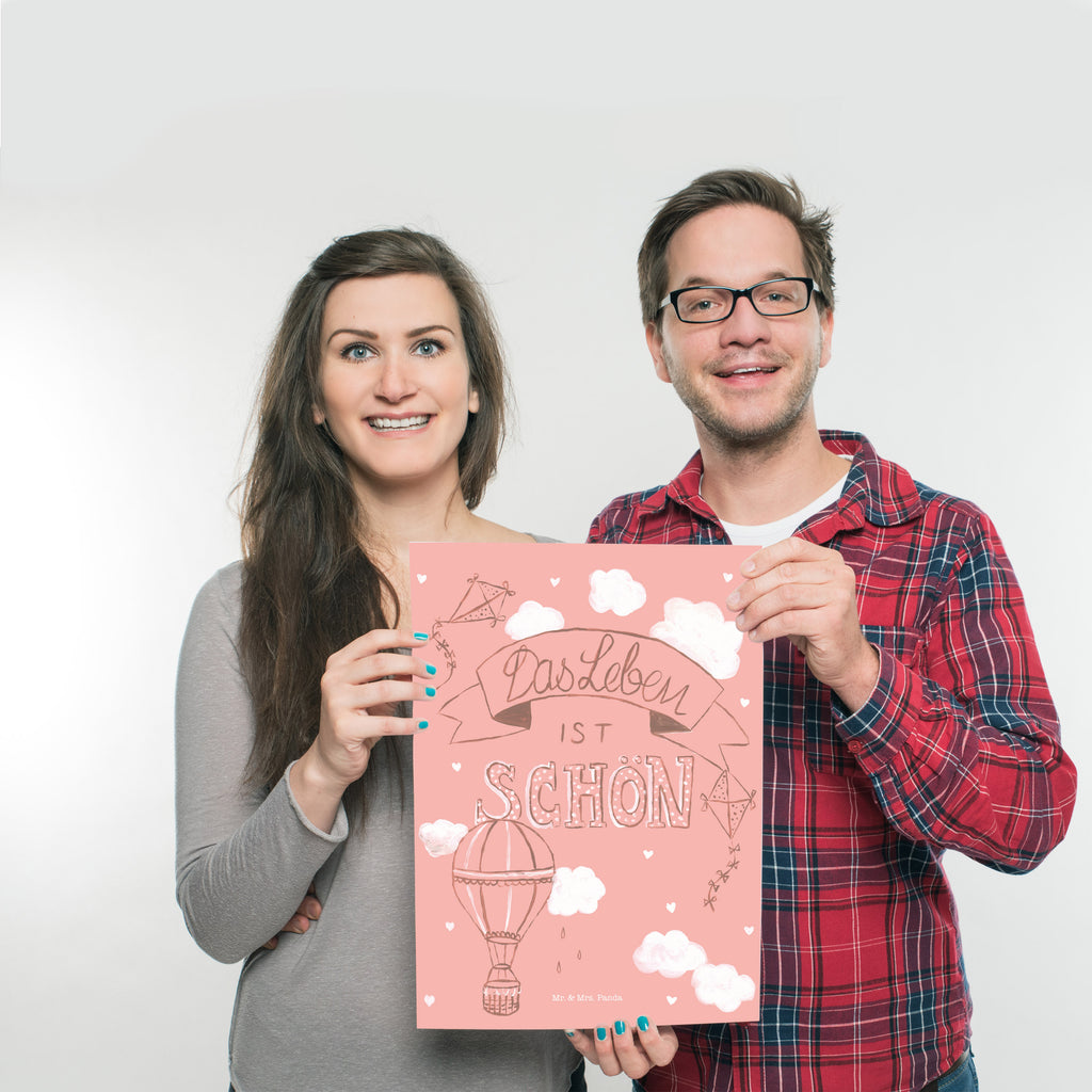 Poster Heißluftballons Das Leben ist schön Heißluftballon, Leben, Das Leben ist schön, Spruch Leben, Zitat, Inspiration, Leben, erleben, glücklich sein, Deko Haus Poster, Wandposter, Bild, Wanddeko, Küchenposter, Kinderposter, Wanddeko Bild, Raumdekoration, Wanddekoration, Handgemaltes Poster, Mr. & Mrs. Panda Poster, Designposter, Kunstdruck, Posterdruck  Blumen Deko, Frühlings Deko, Sommer Deko, Dekoration, positive Botschaft, Naturliebhaber, Outdoor, Natur, Abenteuer