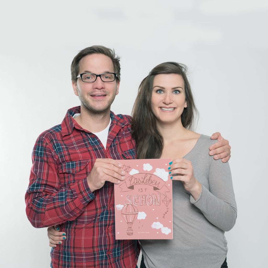 Poster Heißluftballons Das Leben ist schön Heißluftballon, Leben, Das Leben ist schön, Spruch Leben, Zitat, Inspiration, Leben, erleben, glücklich sein, Deko Haus Poster, Wandposter, Bild, Wanddeko, Küchenposter, Kinderposter, Wanddeko Bild, Raumdekoration, Wanddekoration, Handgemaltes Poster, Mr. & Mrs. Panda Poster, Designposter, Kunstdruck, Posterdruck  Blumen Deko, Frühlings Deko, Sommer Deko, Dekoration, positive Botschaft, Naturliebhaber, Outdoor, Natur, Abenteuer