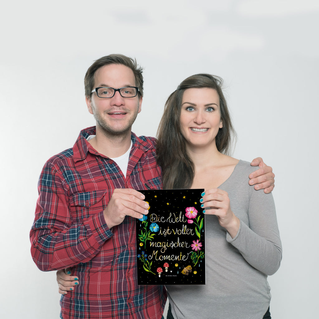 Poster Magische Welt Magische Momente, Spruch schön, Spruch positiv, Motivation, schwarz, magisch, Blumen, Nacht, Weisheit Poster, Wandposter, Bild, Wanddeko, Küchenposter, Kinderposter, Wanddeko Bild, Raumdekoration, Wanddekoration, Handgemaltes Poster, Mr. & Mrs. Panda Poster, Designposter, Kunstdruck, Posterdruck  Blumen Deko, Frühlings Deko, Sommer Deko, Dekoration, positive Botschaft, Naturliebhaber, Outdoor, Natur, Abenteuer