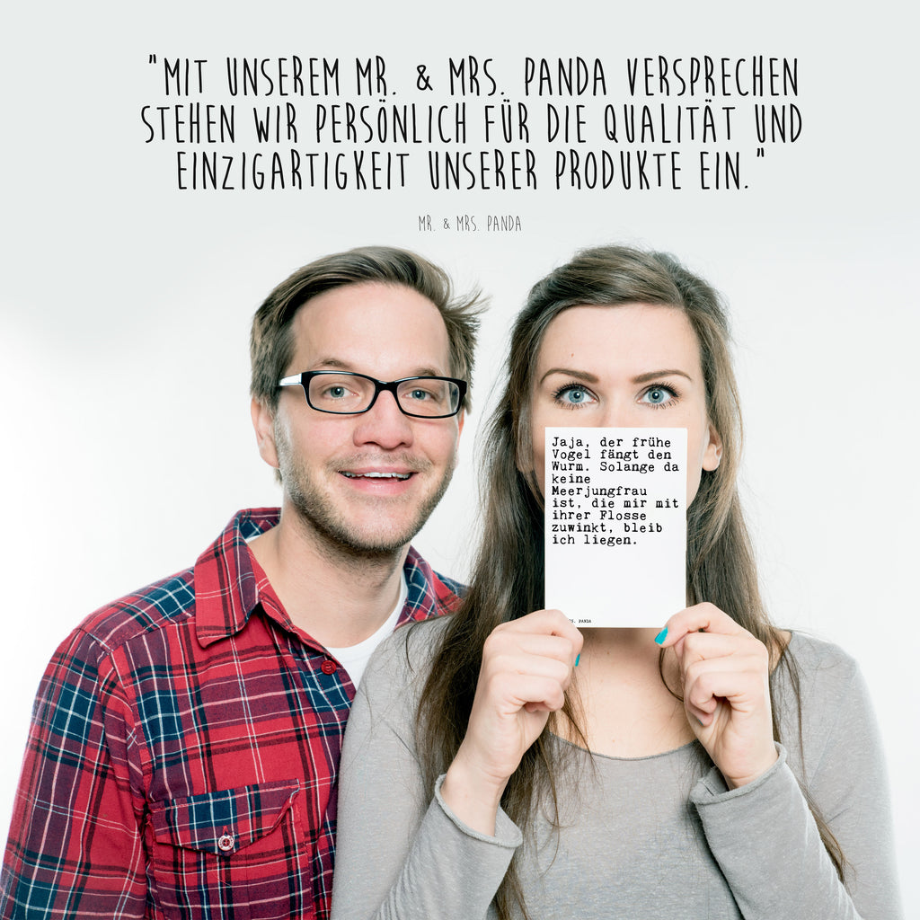 Postkarte "Jaja, der frühe Vogel fängt den Wurm. Solange da keine Meerjungfrau ist, die mir mit ihrer Flosse zuwinkt, bleib ich liegen. " Spruch Sprüche Weisheiten Zitate Lustig Weisheit Worte Geschenkkarte, Grußkarte, Karte, Einladung, Ansichtskarte, Geburtstagskarte, Einladungskarte der frühe Vogel, Wurm, meer jung frau, Meejungfrau flosse, mermaid, meerjungfrau, lustiger Spruch, Einhorn Spruch, Langschläfer, Morgenmuffel Spruch, Sprüche, lustig, Weisheiten, Zitate