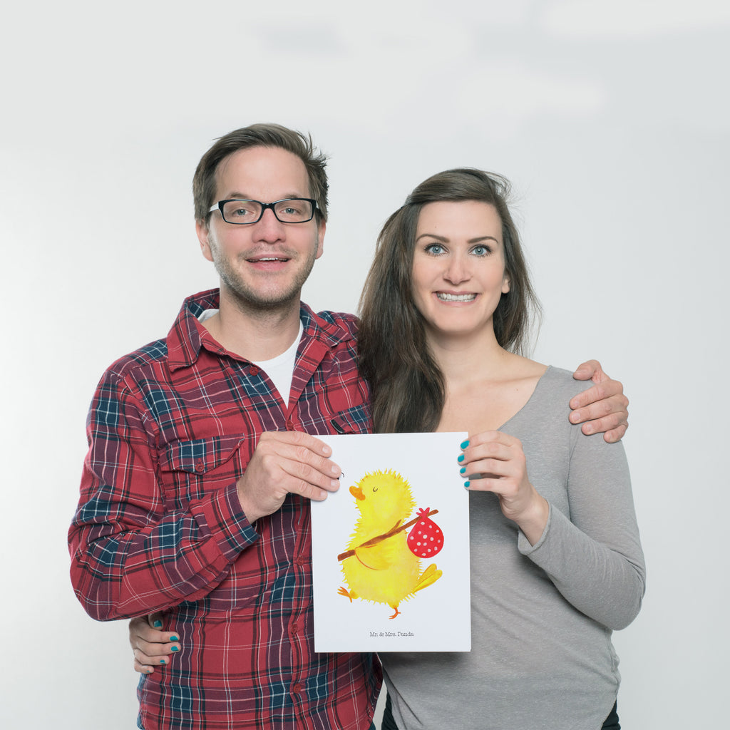 Poster Küken Wanderer Poster, Wandposter, Bild, Wanddeko, Küchenposter, Kinderposter, Wanddeko Bild, Raumdekoration, Wanddekoration, Handgemaltes Poster, Mr. & Mrs. Panda Poster, Designposter, Kunstdruck, Posterdruck, Ostern, Osterhase, Ostergeschenke, Osternest, Osterdeko, Geschenk zu Ostern, Küken, Osterei, Ostereier, Ei, Frühlingsgefühle, Freude, Grüße, liebe Grüße, Frohe Ostern, Ostergrüße, Flausen, Wunder, Reisen, Weltenbummler, Zeit, Zeitmanagement, Backpacker