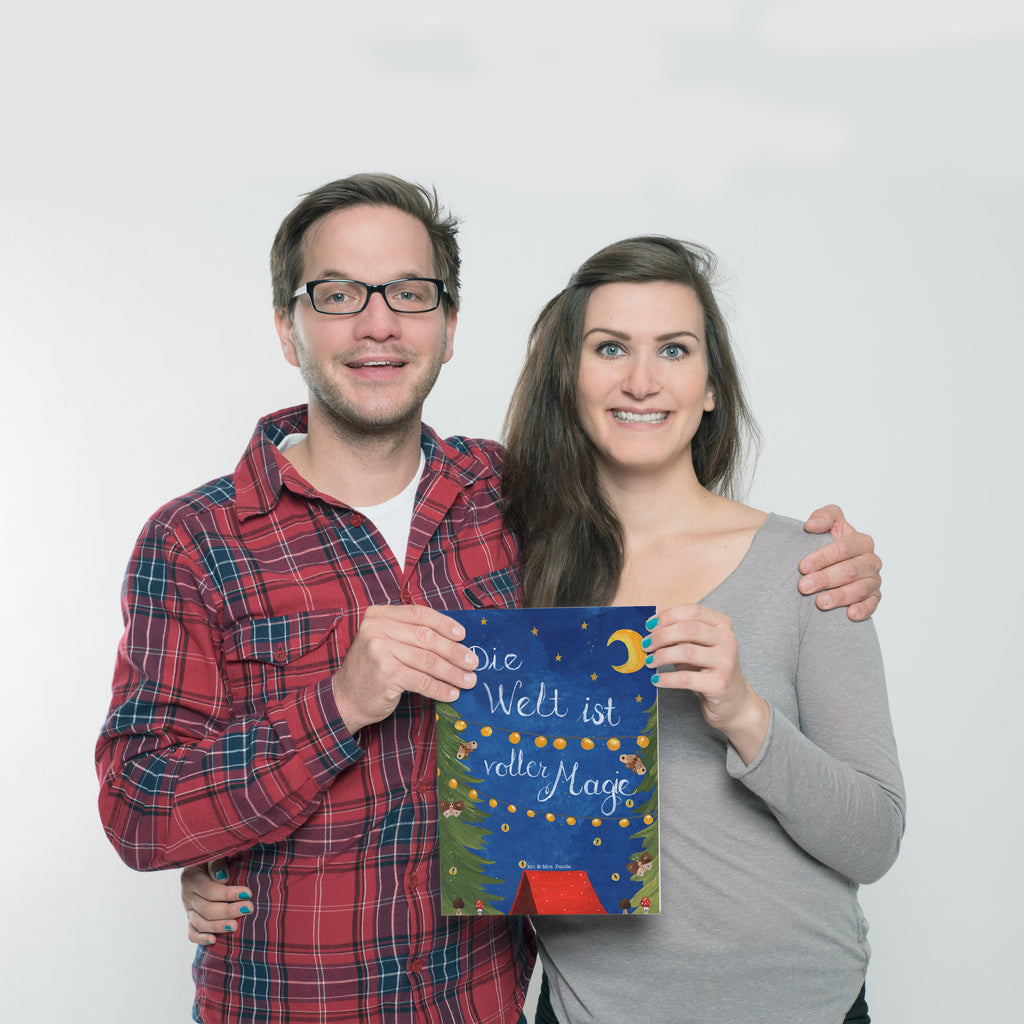 Poster Die Welt ist voller Magie  Poster, Wandposter, Bild, Wanddeko, Küchenposter, Kinderposter, Wanddeko Bild, Raumdekoration, Wanddekoration, Handgemaltes Poster, Mr. & Mrs. Panda Poster, Designposter, Kunstdruck, Posterdruck  Blumen Deko, Frühlings Deko, Sommer Deko, Dekoration, positive Botschaft, Naturliebhaber, Outdoor, Natur, Abenteuer